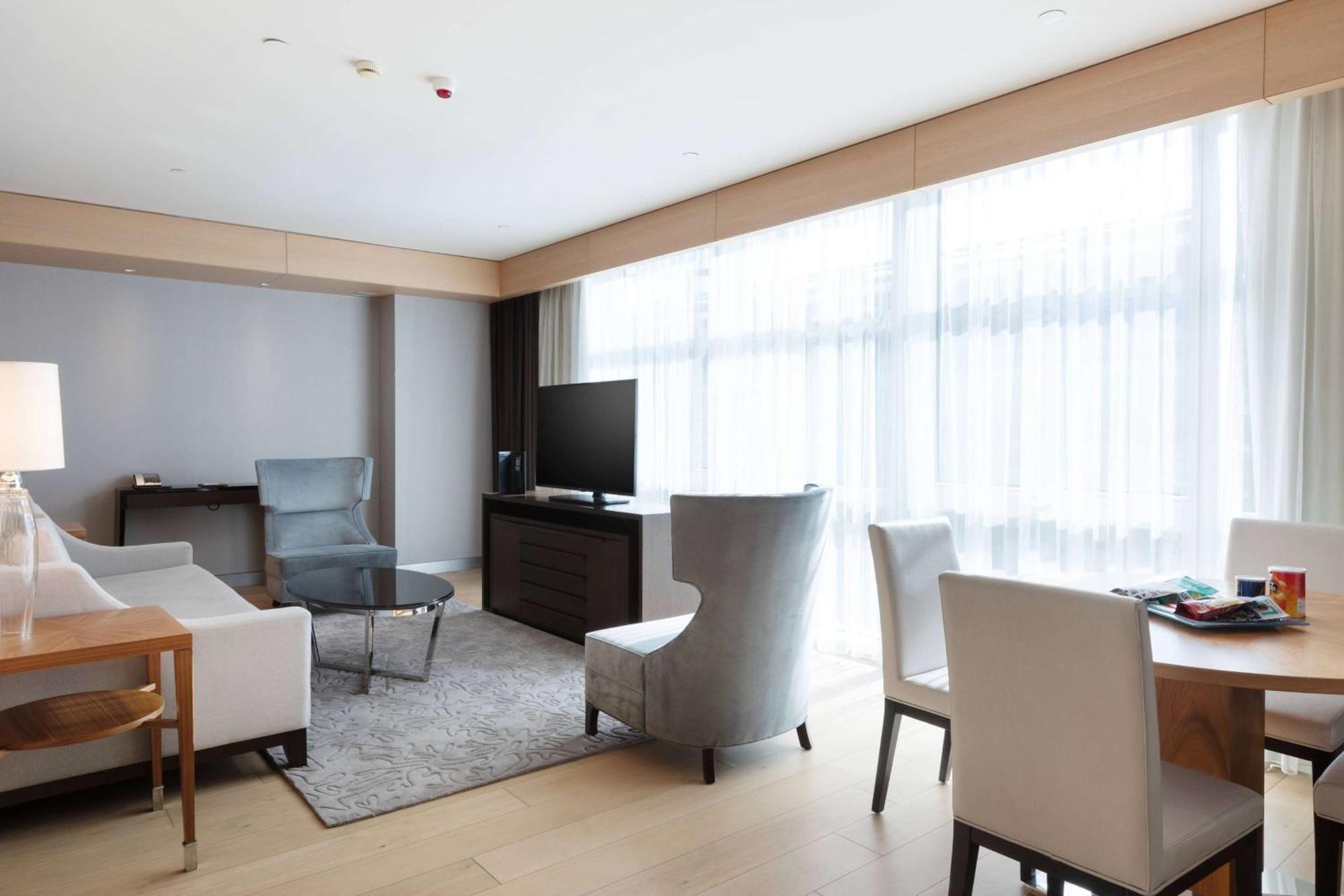 Apartament typu Tower Suite z 1 sypialnią, aneksem kuchennym i częściowym widokiem na morze