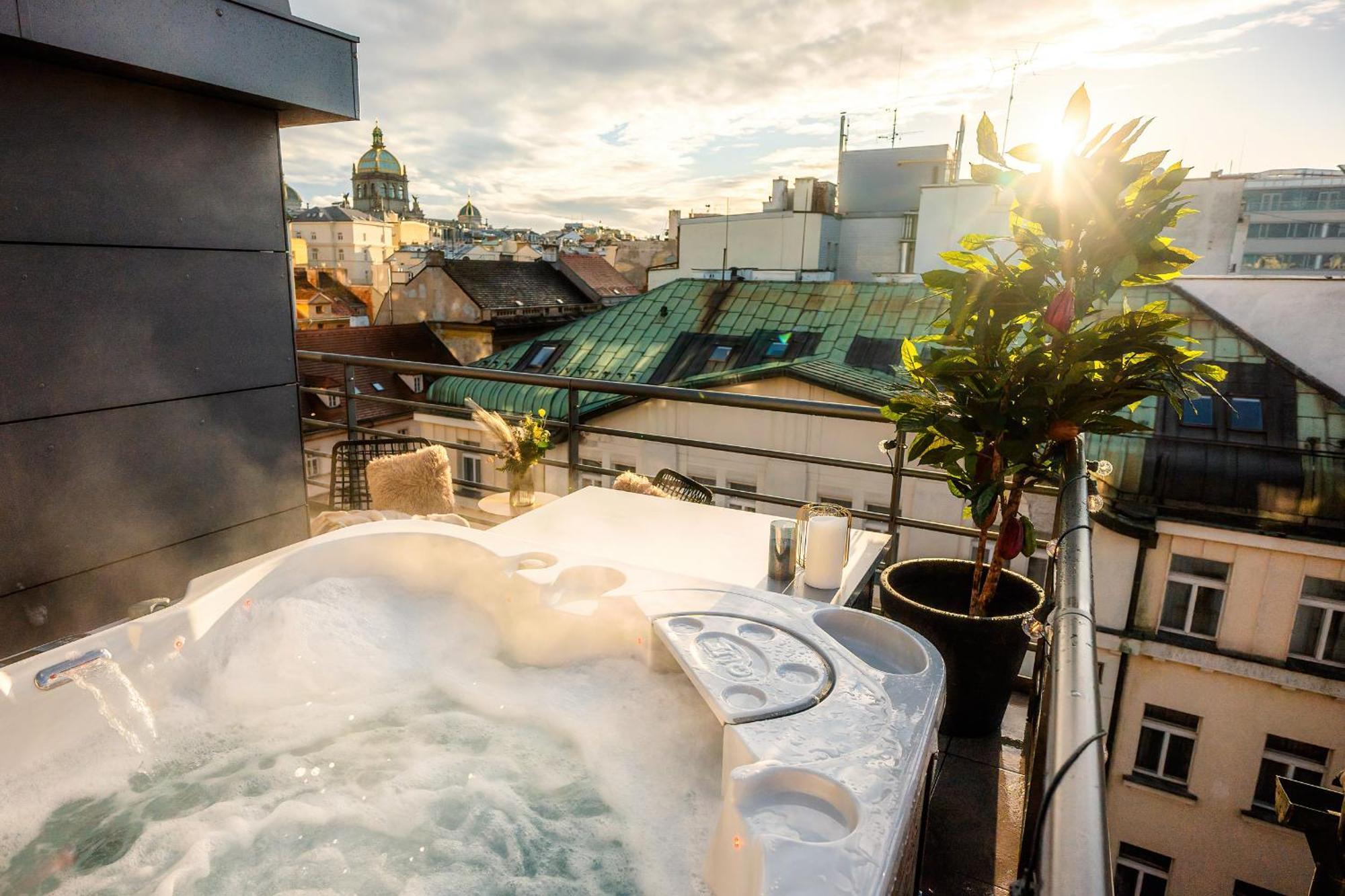 Apartament typu Suite z łóżkiem typu king-size i wanną z hydromasażem