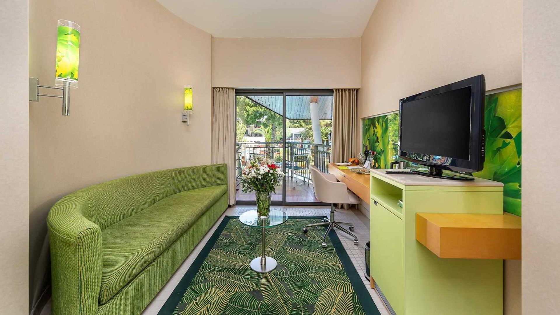 Apartament typu Junior Suite z widokiem na basen