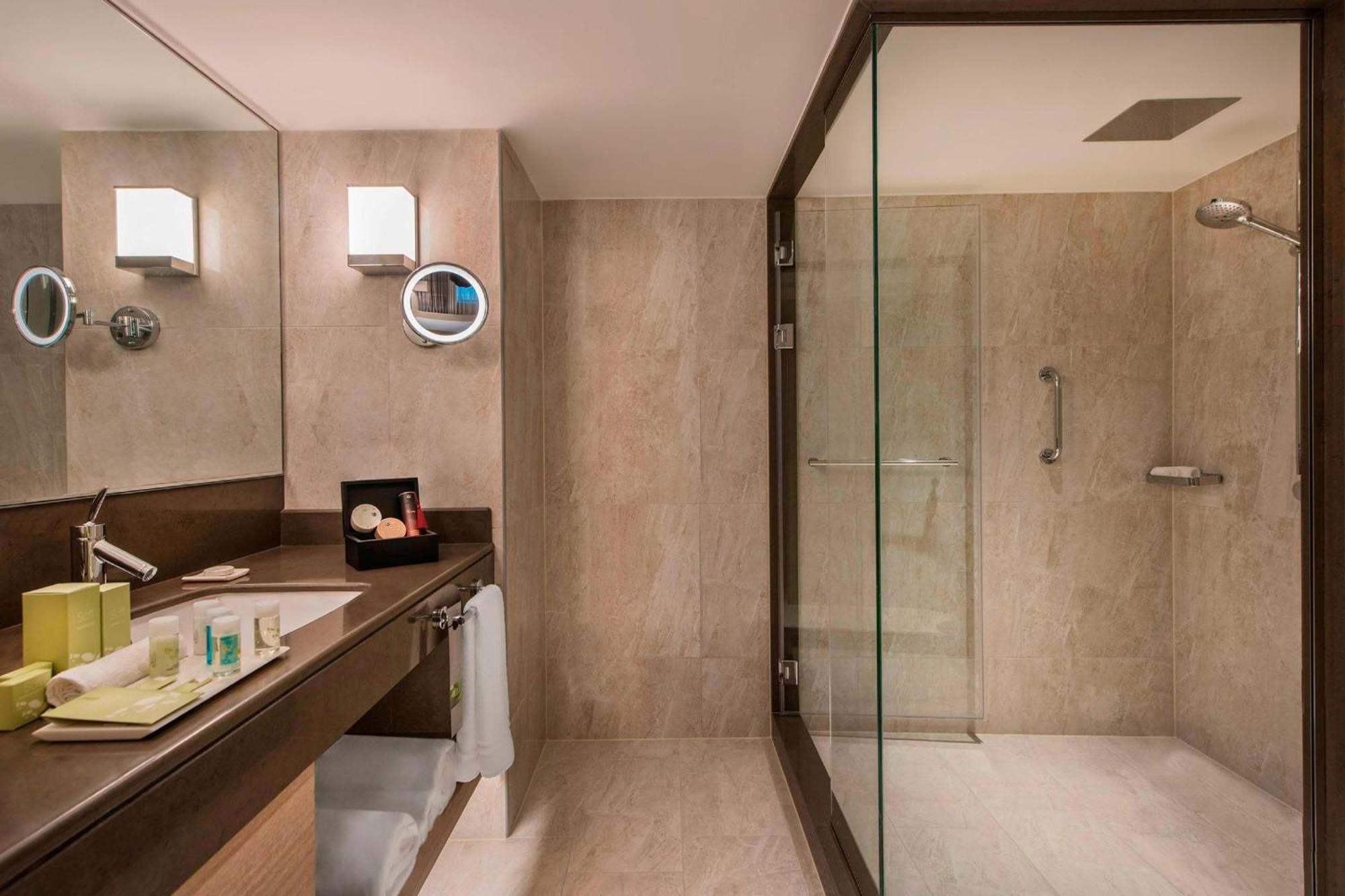 Apartament rodzinny typu Suite z łóżkiem typu king-size, widokiem na park i wstępem do salonu klubowego