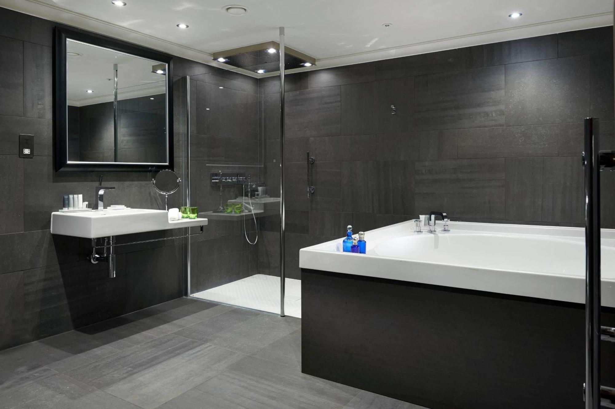 Większy apartament Glasshouse Suite z 1 łóżkiem typu king-size i widokiem na miasto