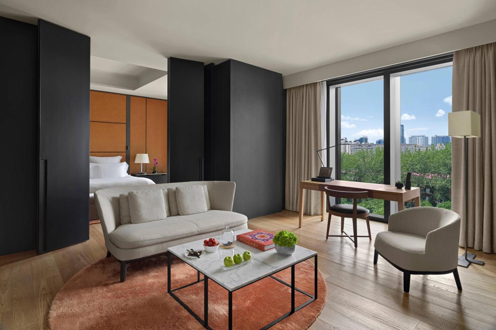 One-Bedroom Junior Suite City View Minibar soft drinks & beers 1 extra bed 1 3km pick-up or drop-off service Berluti shoe shinning & pressing service,1643195908:JPEG