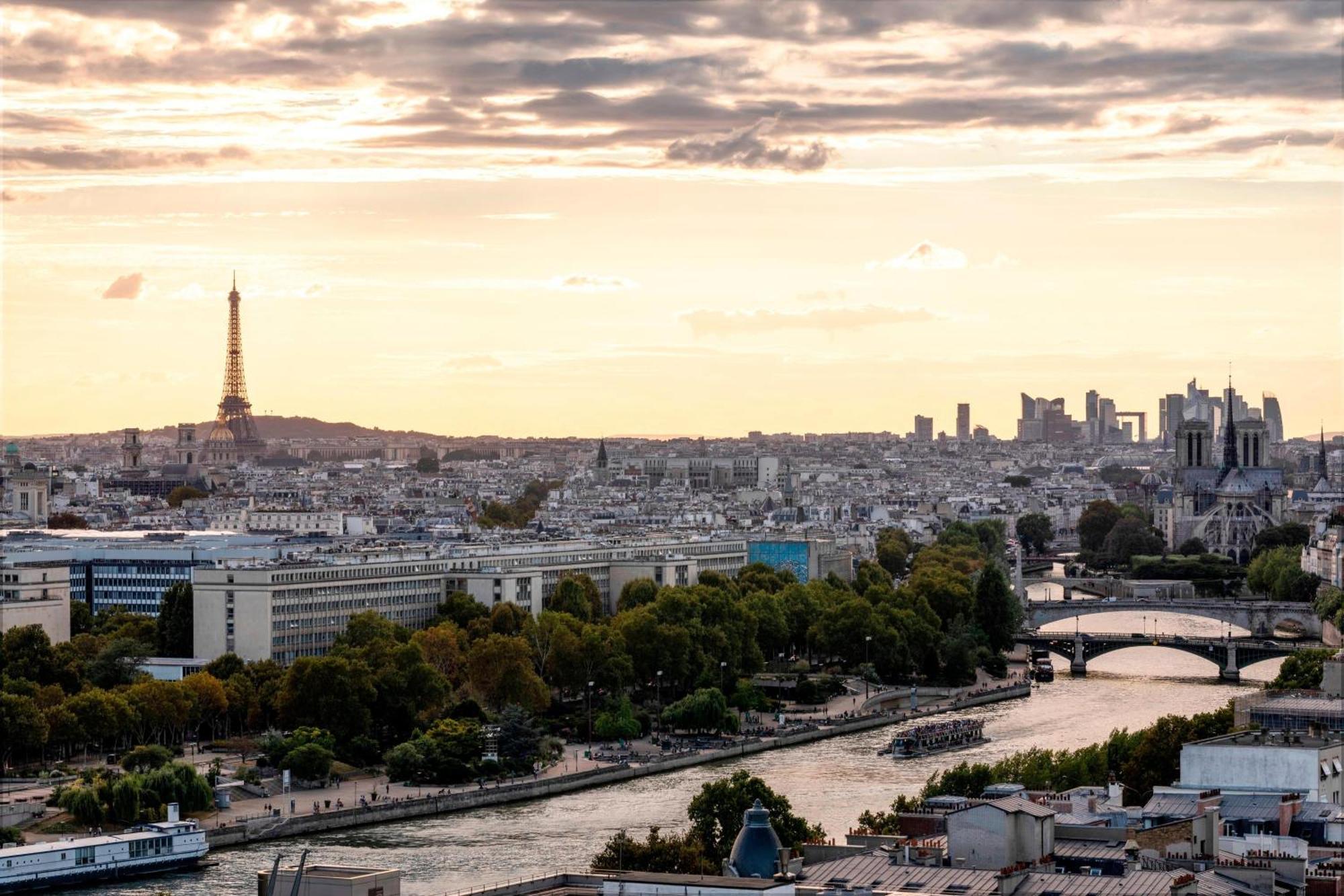 Twin Room Eiffel Tower View