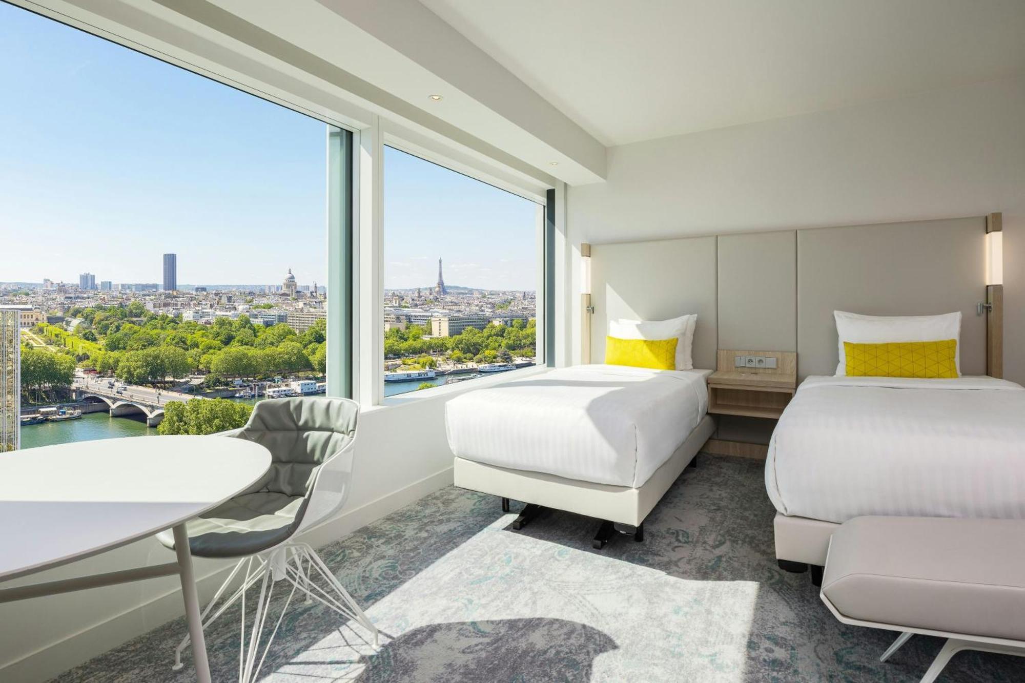 Twin Room Eiffel Tower View
