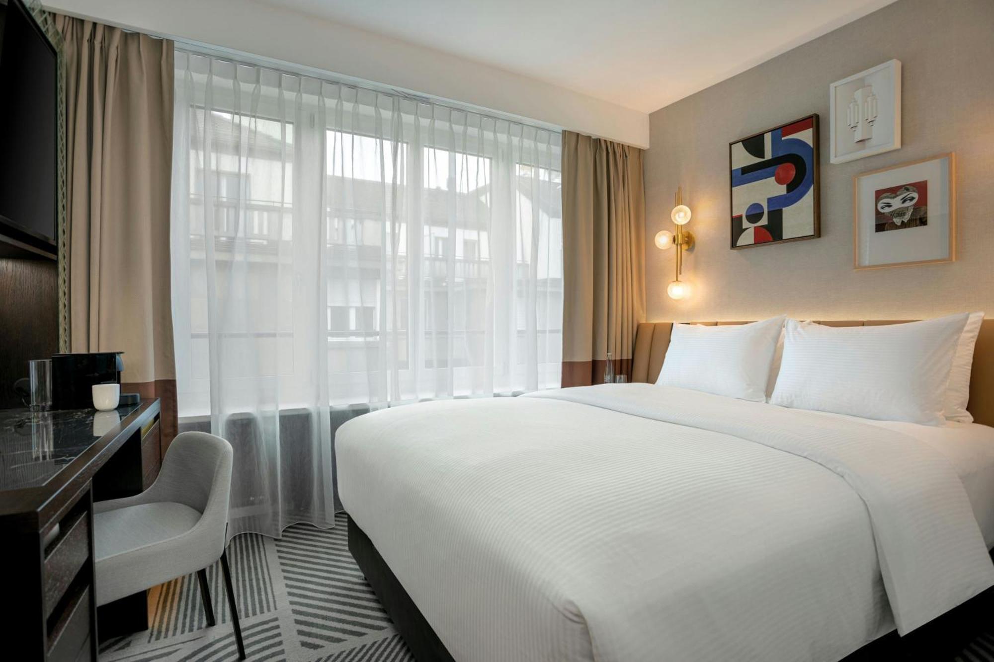 Deluxe Queen Room