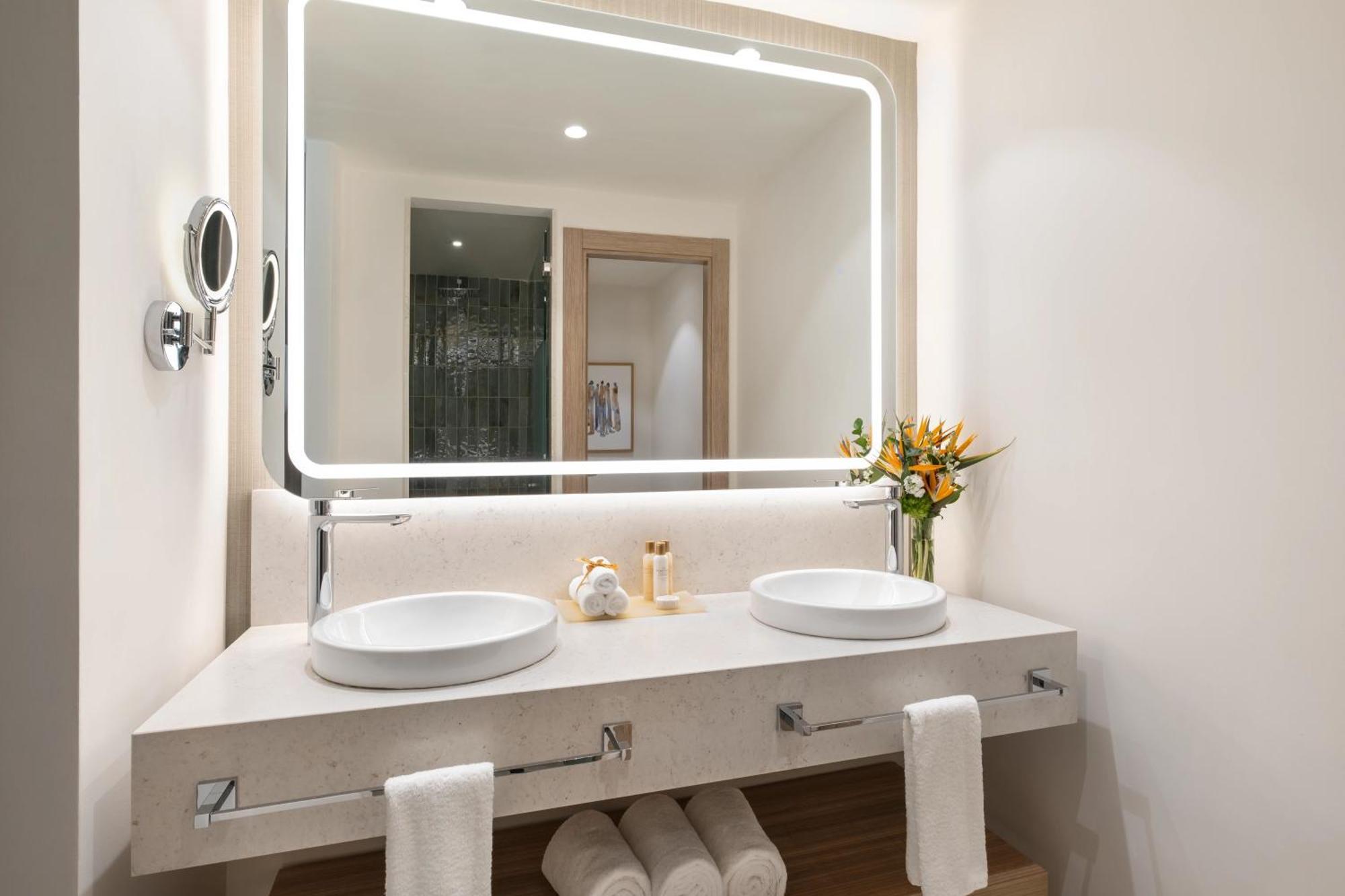 Dwuosobowy apartament typu Preferred Club Junior Suite z bezpośrednim dostępem do basenu