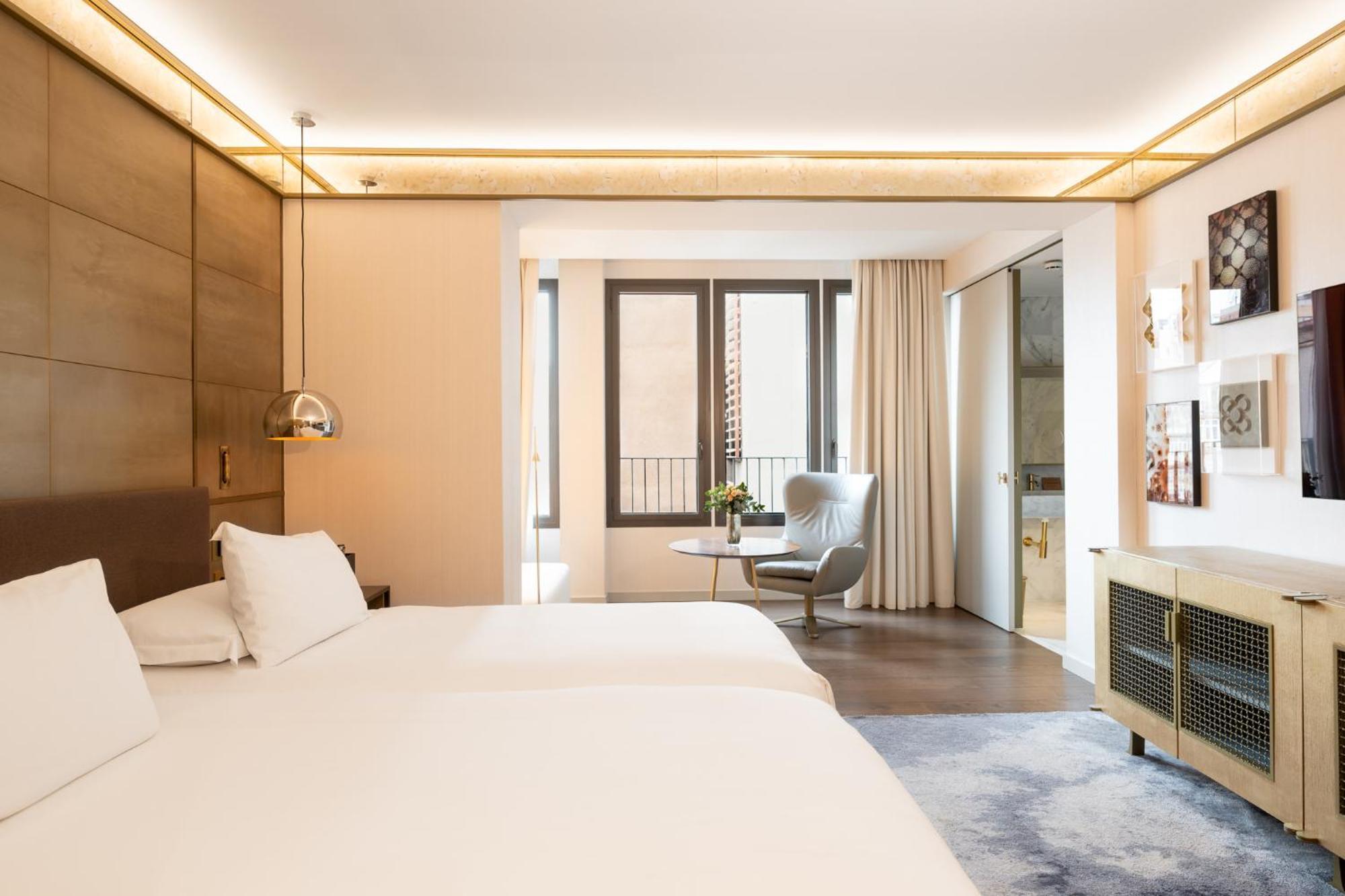 Pokój z łóżkiem typu king-size i prysznicem przystosowany dla osób niepełnosprawnych