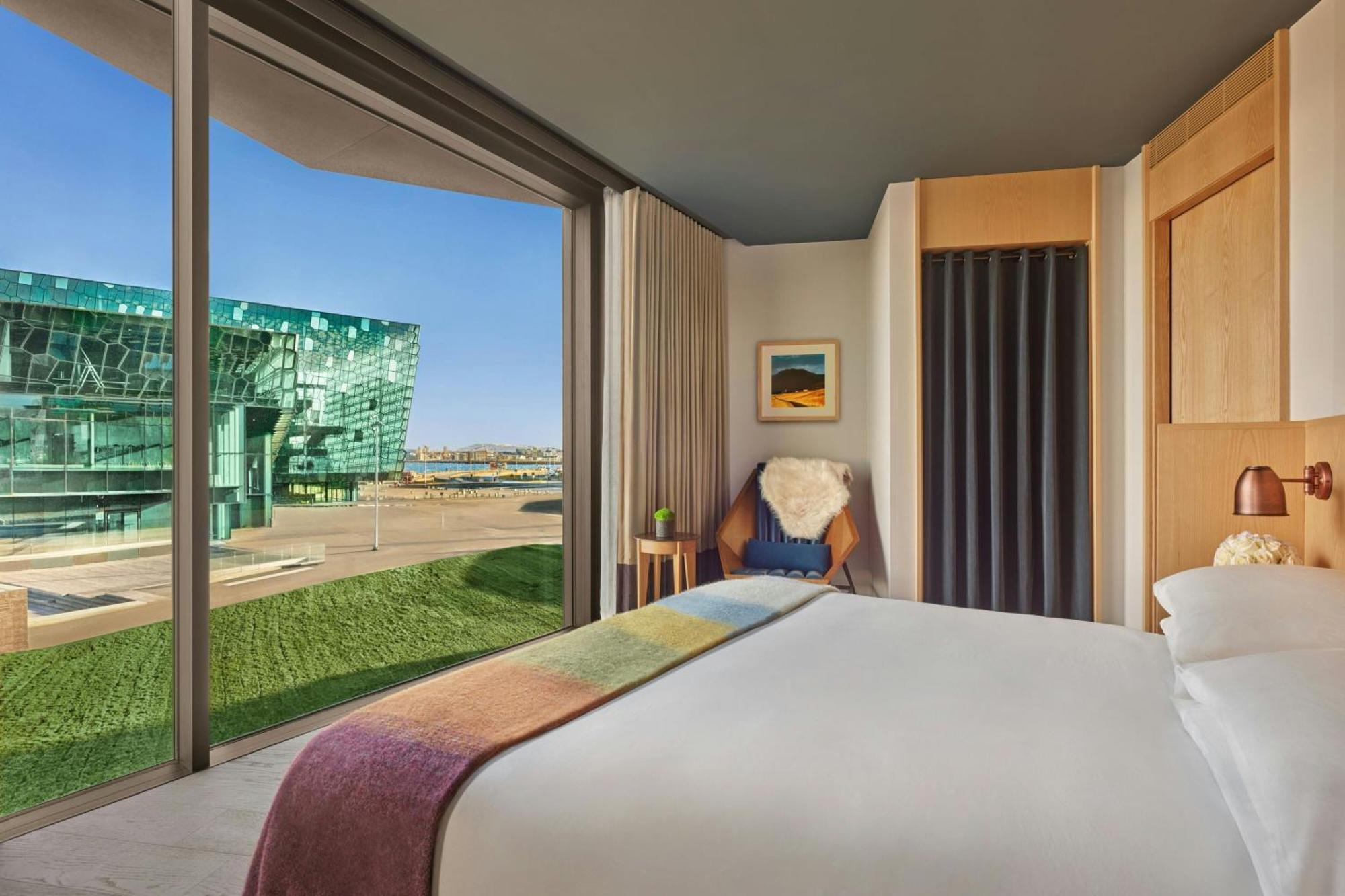 One-Bedroom Corner King Suite Harbour View