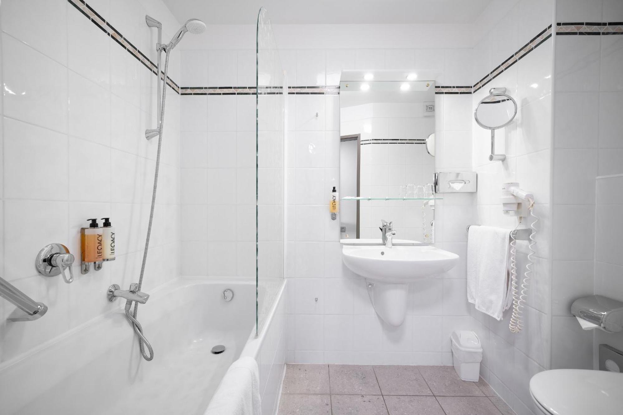 Classic Double or Twin Room Bath