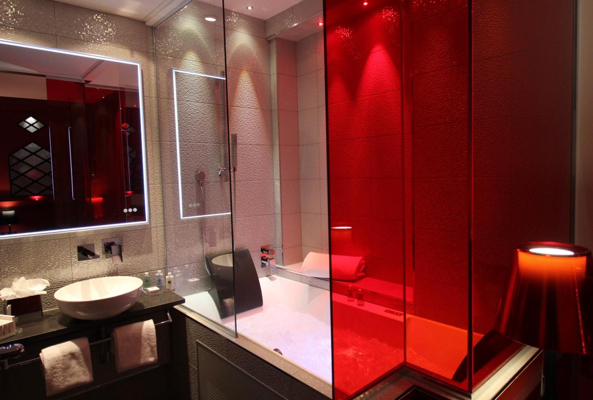 Double Room Moulin Rouge Jacuzzi round bed