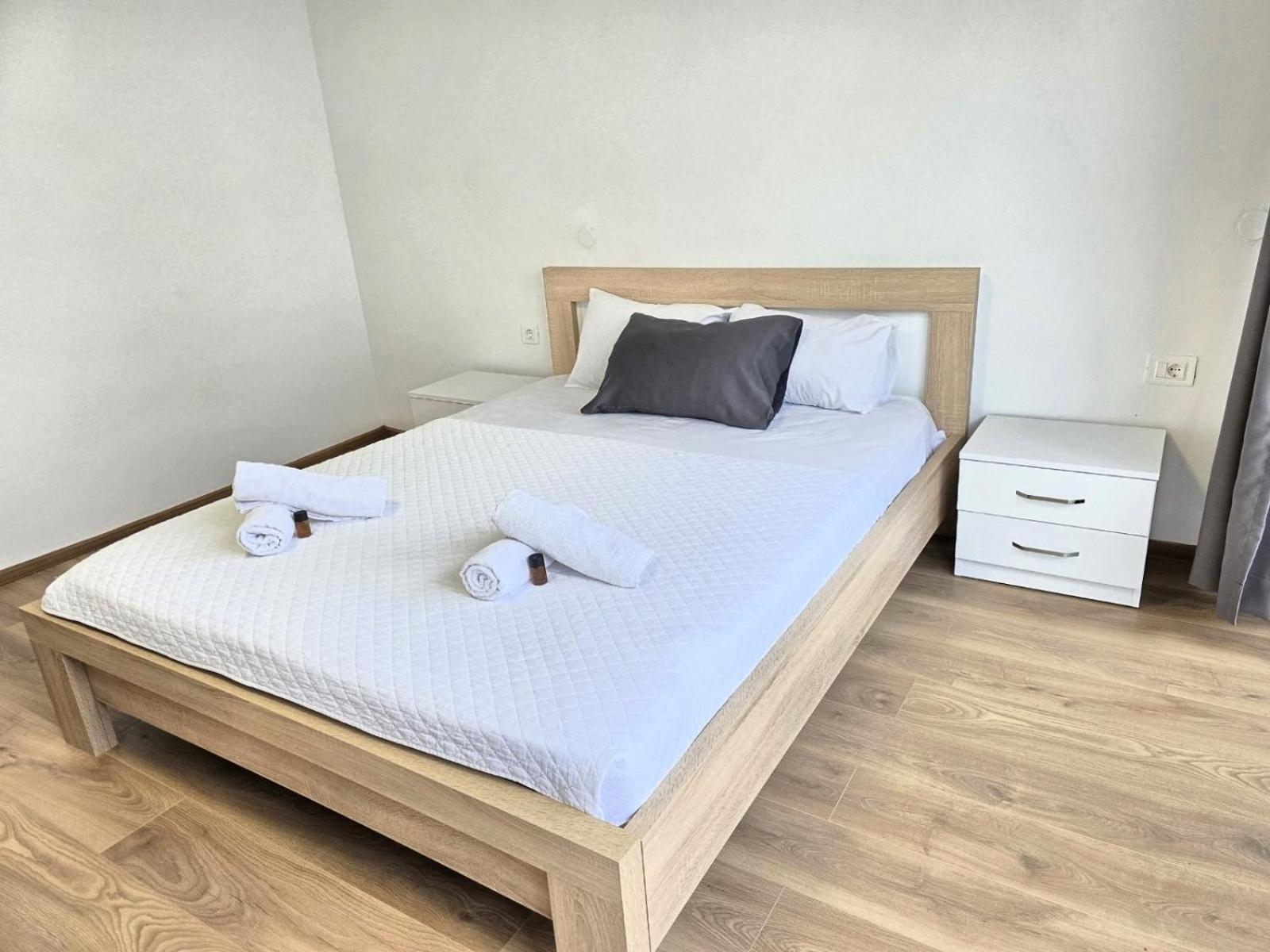 One-Bedroom Apartment Balcony No Elevator