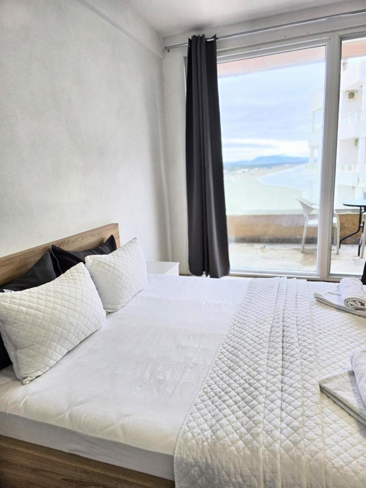 One-Bedroom Apartment Balcony No Elevator