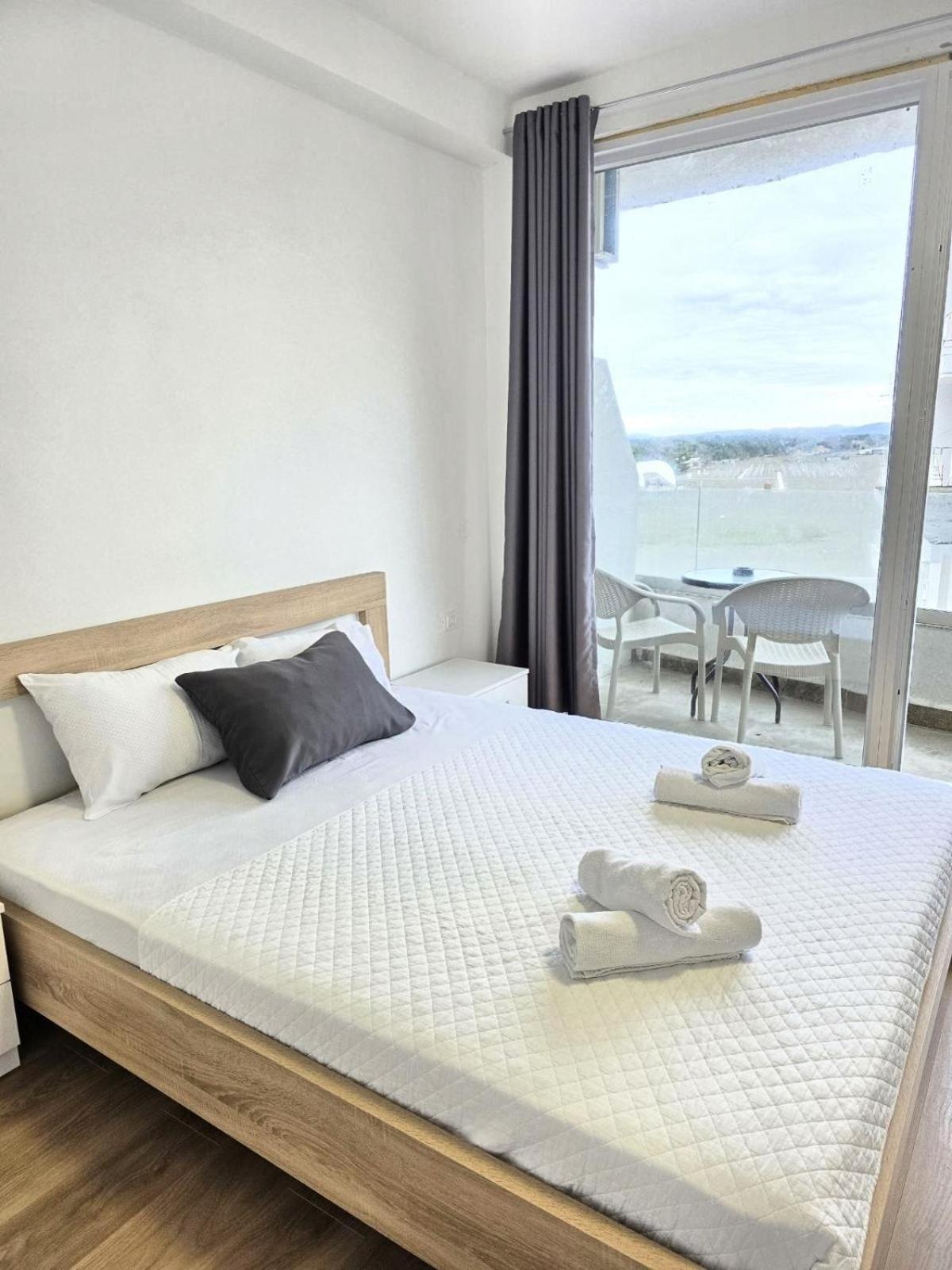 One-Bedroom Apartment Balcony No Elevator
