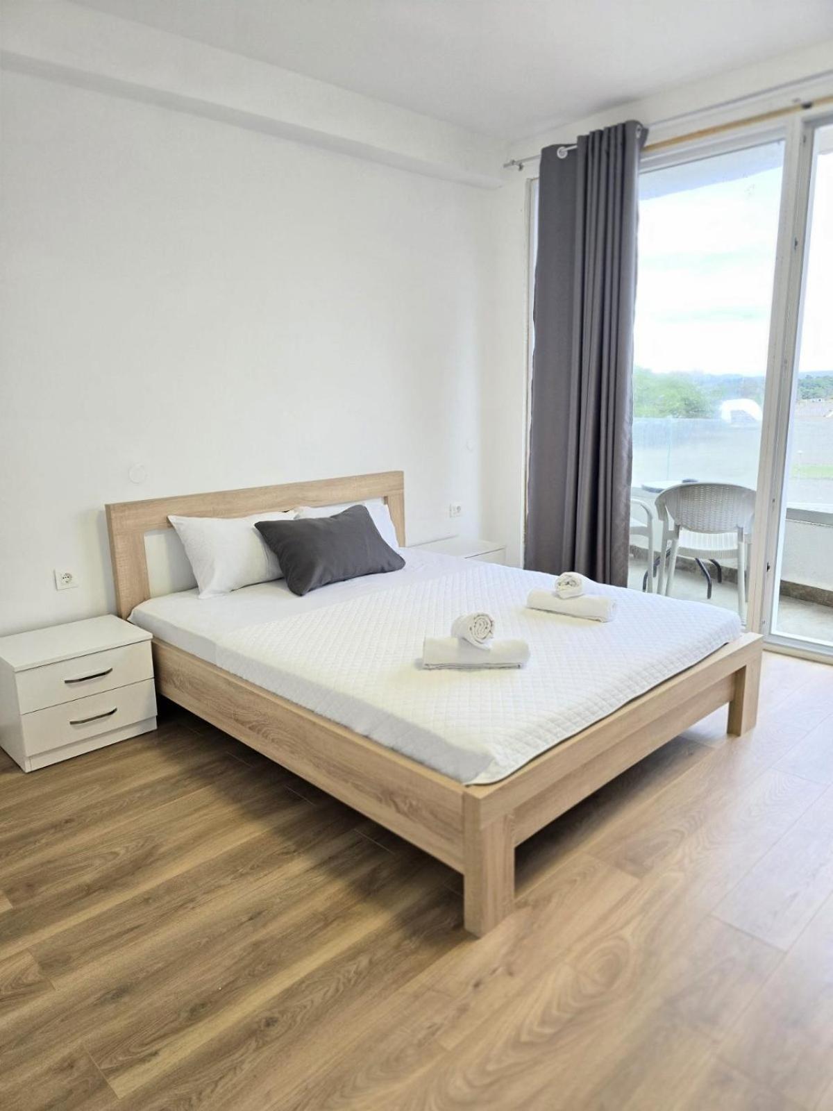 One-Bedroom Apartment Balcony No Elevator