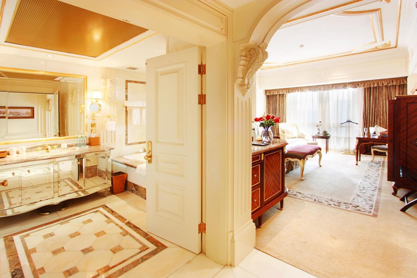 Noble Grand Deluxe King Room