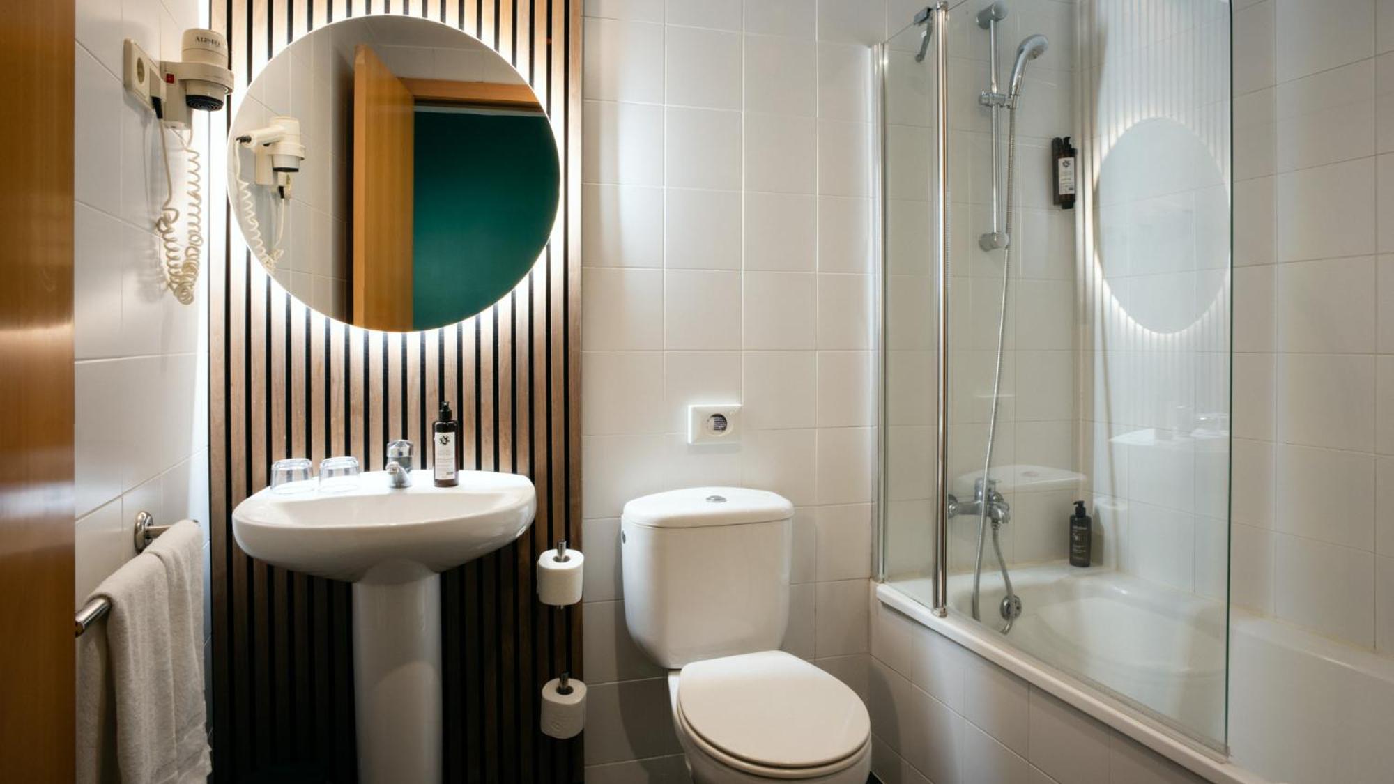 Standard Twin Room,1656175285:JPEG