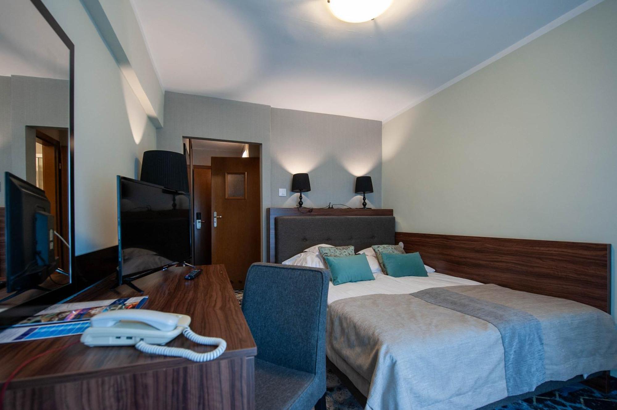 Small Double Room,1656198816:JPEG