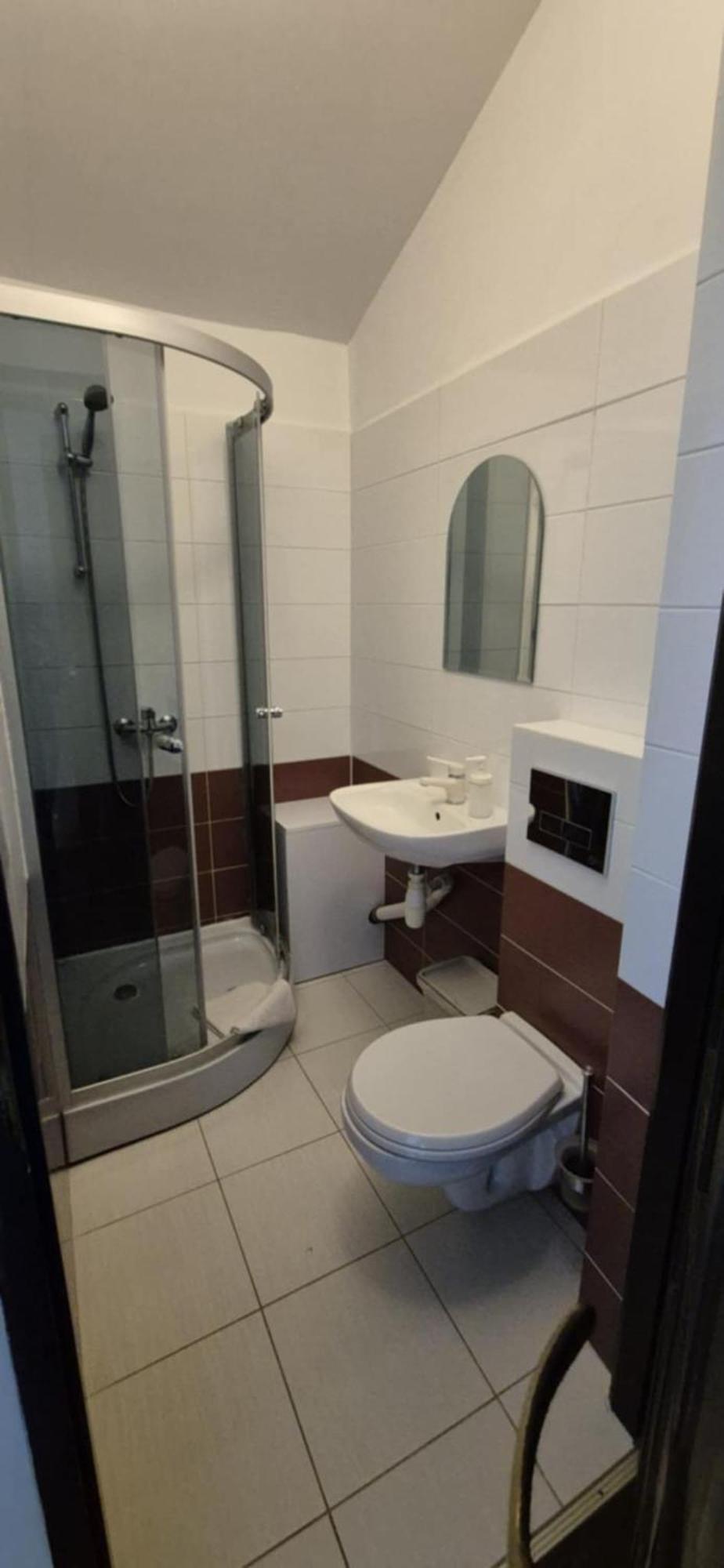 Small Single Room,1656215830:JPEG