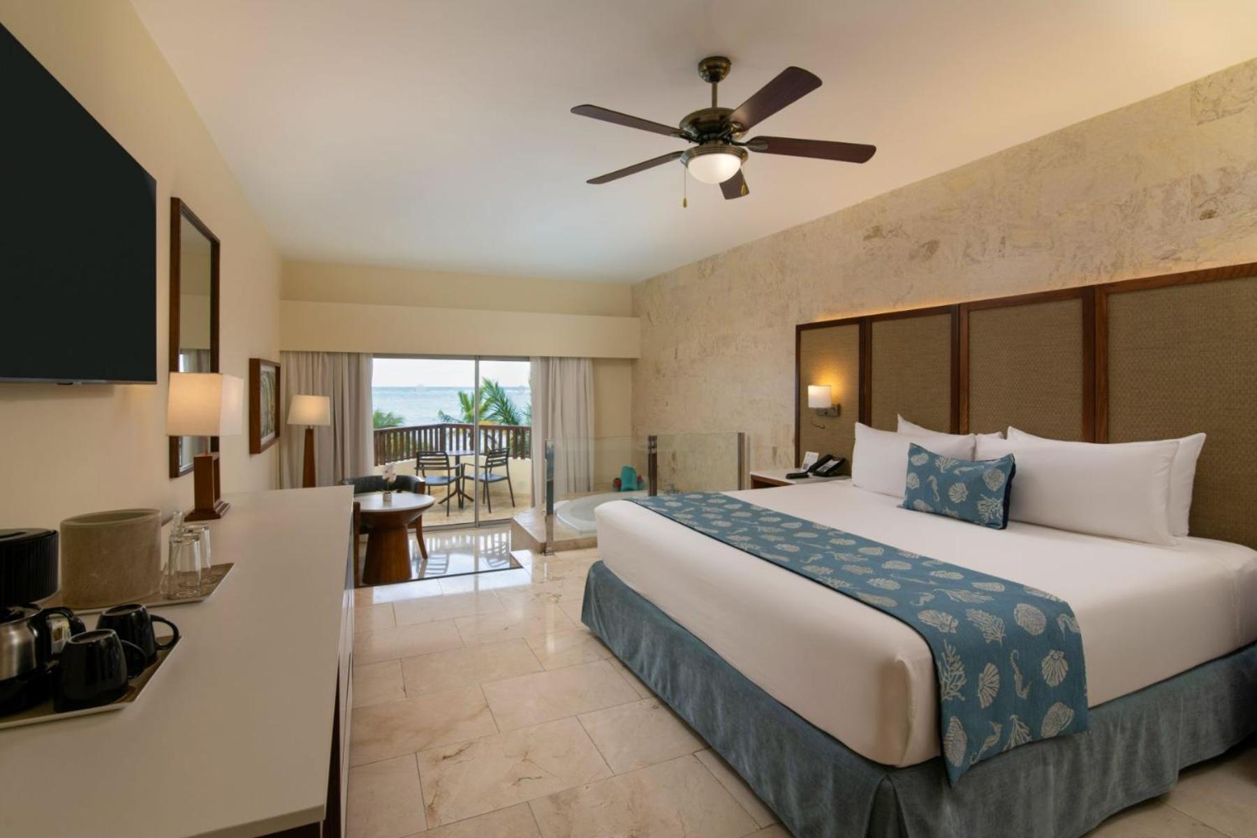 Jr Suite Premium Ocean Front View Jacuzzi