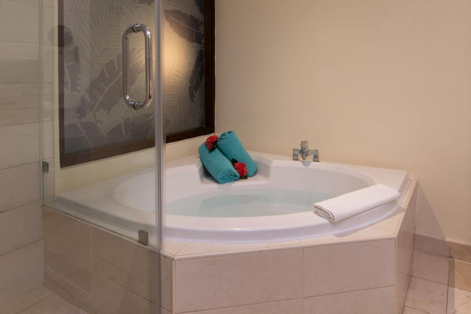 Jr Suite Premium Ocean Front View Jacuzzi