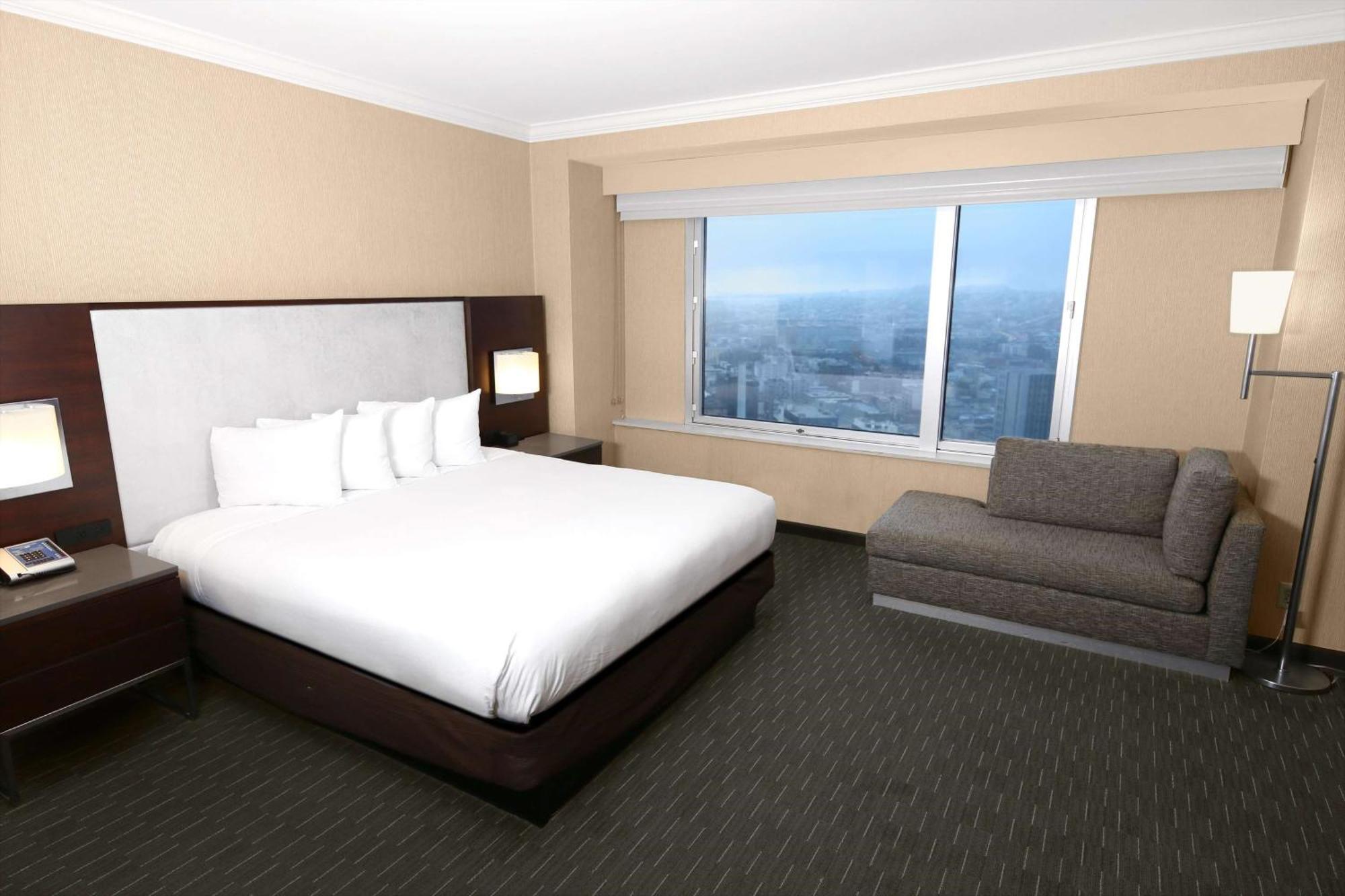 Apartament typu Suite z 1 sypialnią z łóżkiem typu king-size i widokiem na panoramę miasta