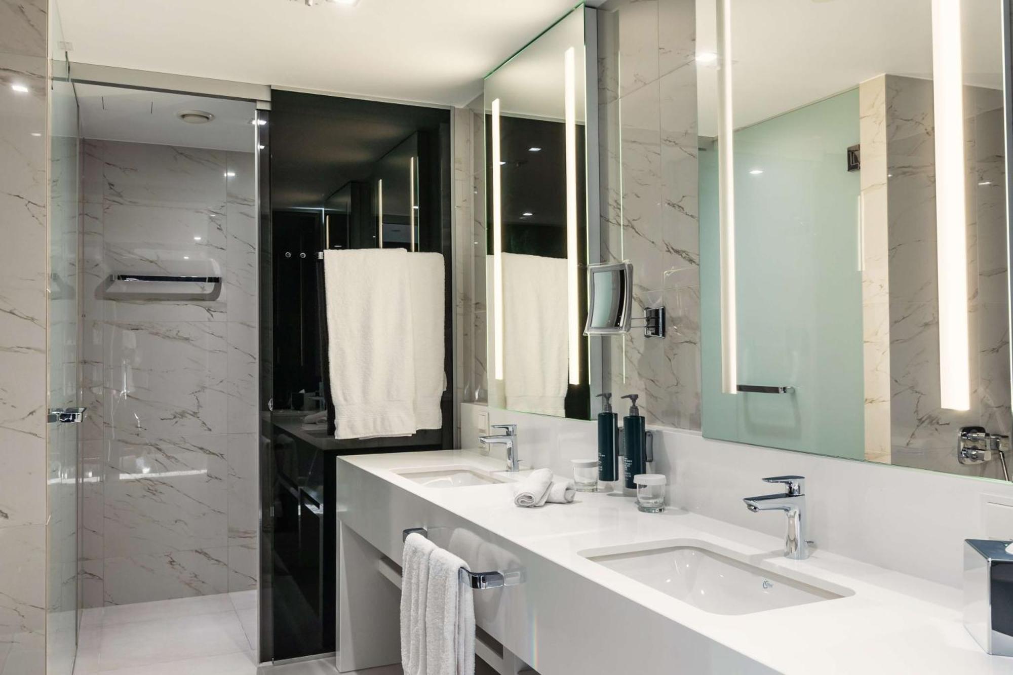 One-Bedroom Family Suite