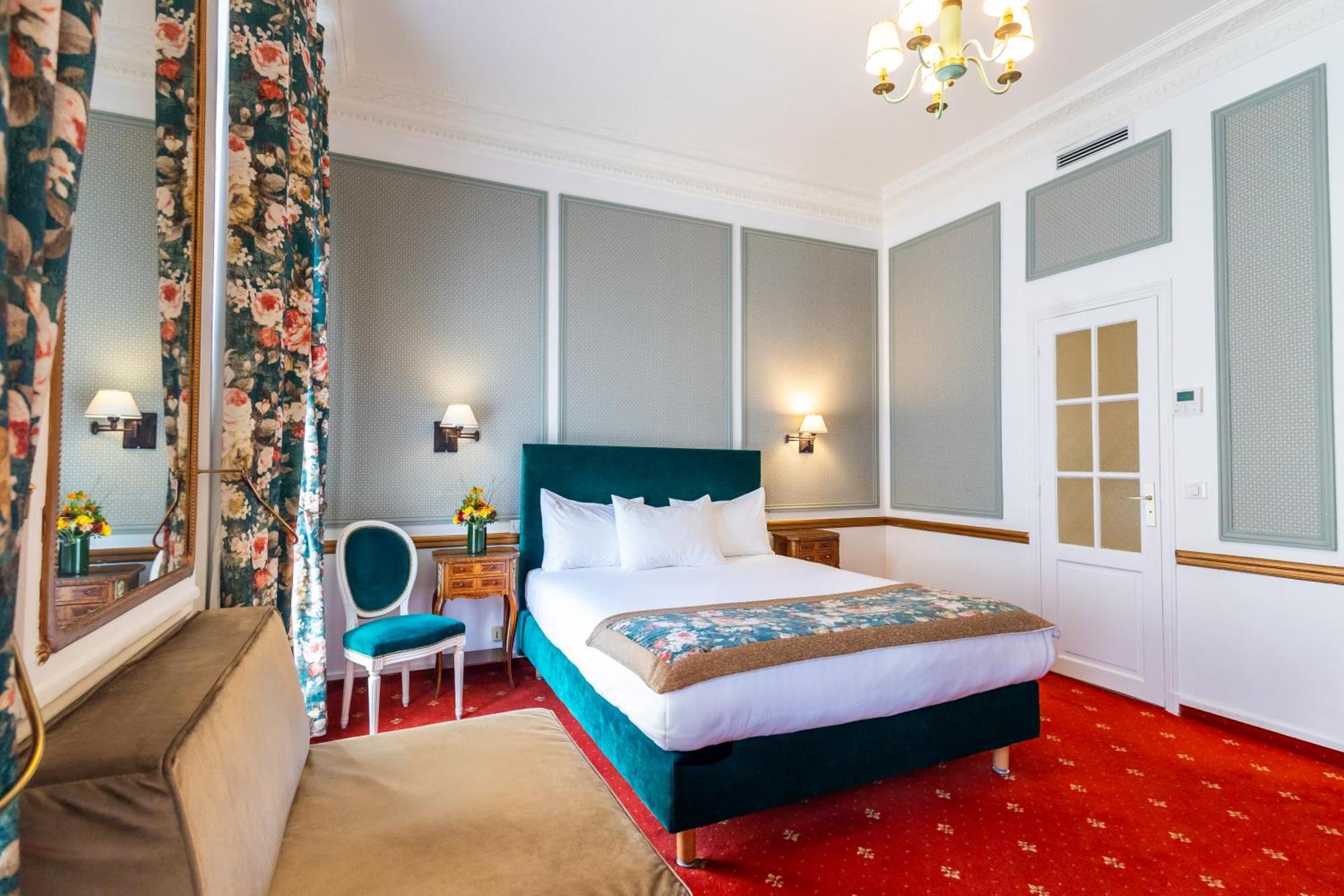 Superior Double Room Balcony Arc de Triomphe View