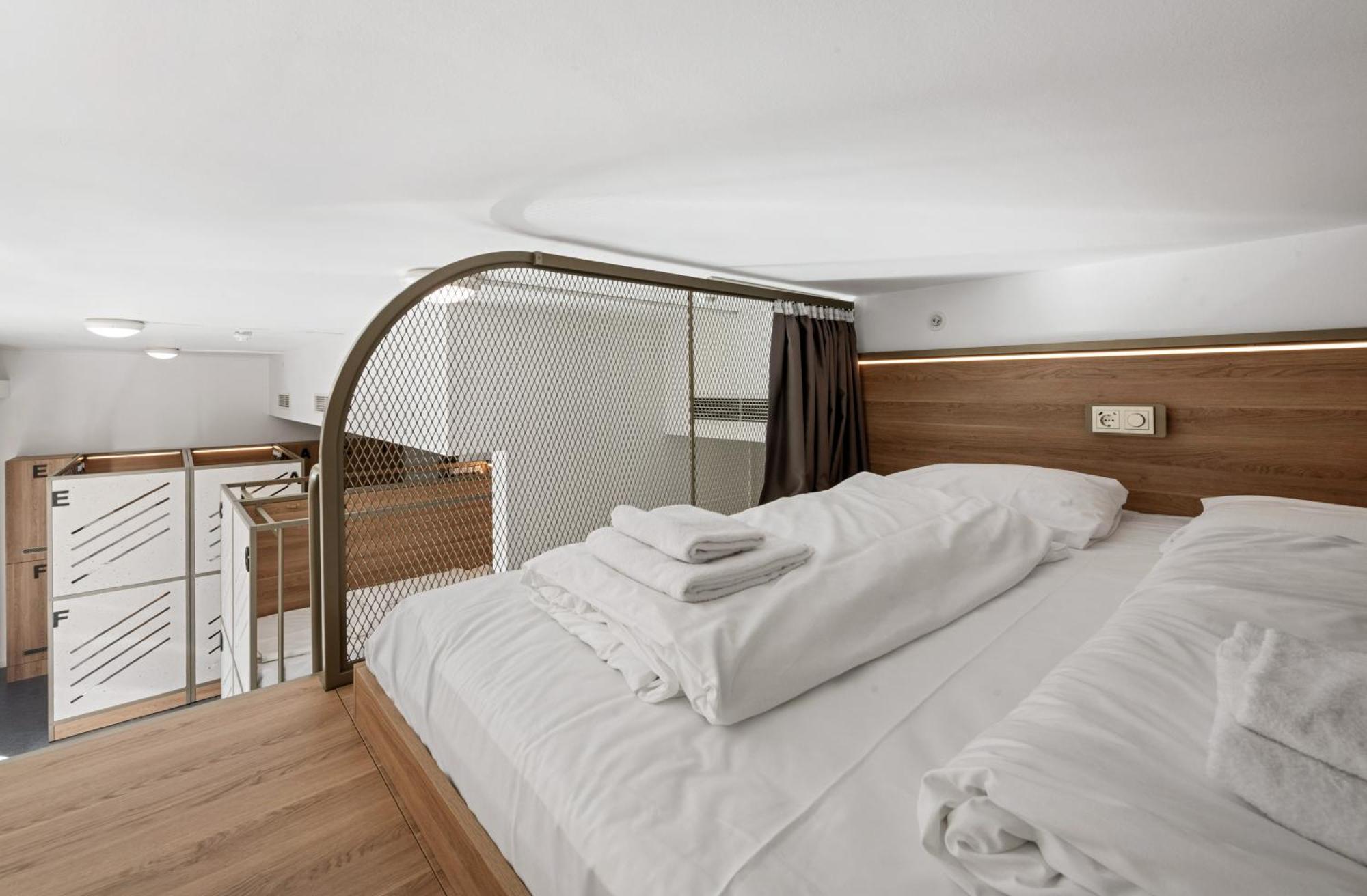 Single Bed 12-Bed Mixed Dormitory Room