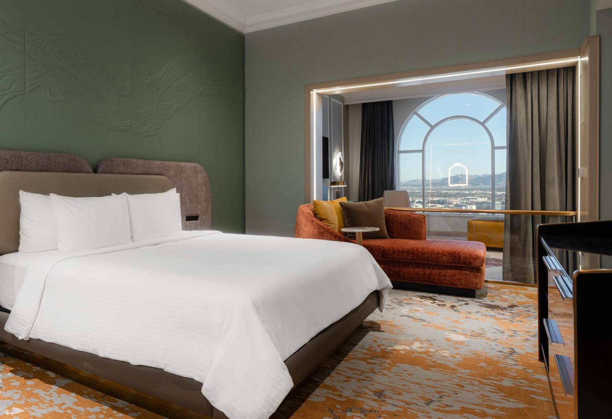 Niedawno odnowiony apartament typu Grand Suite z łóżkiem typu king-size z widokiem na miasto
