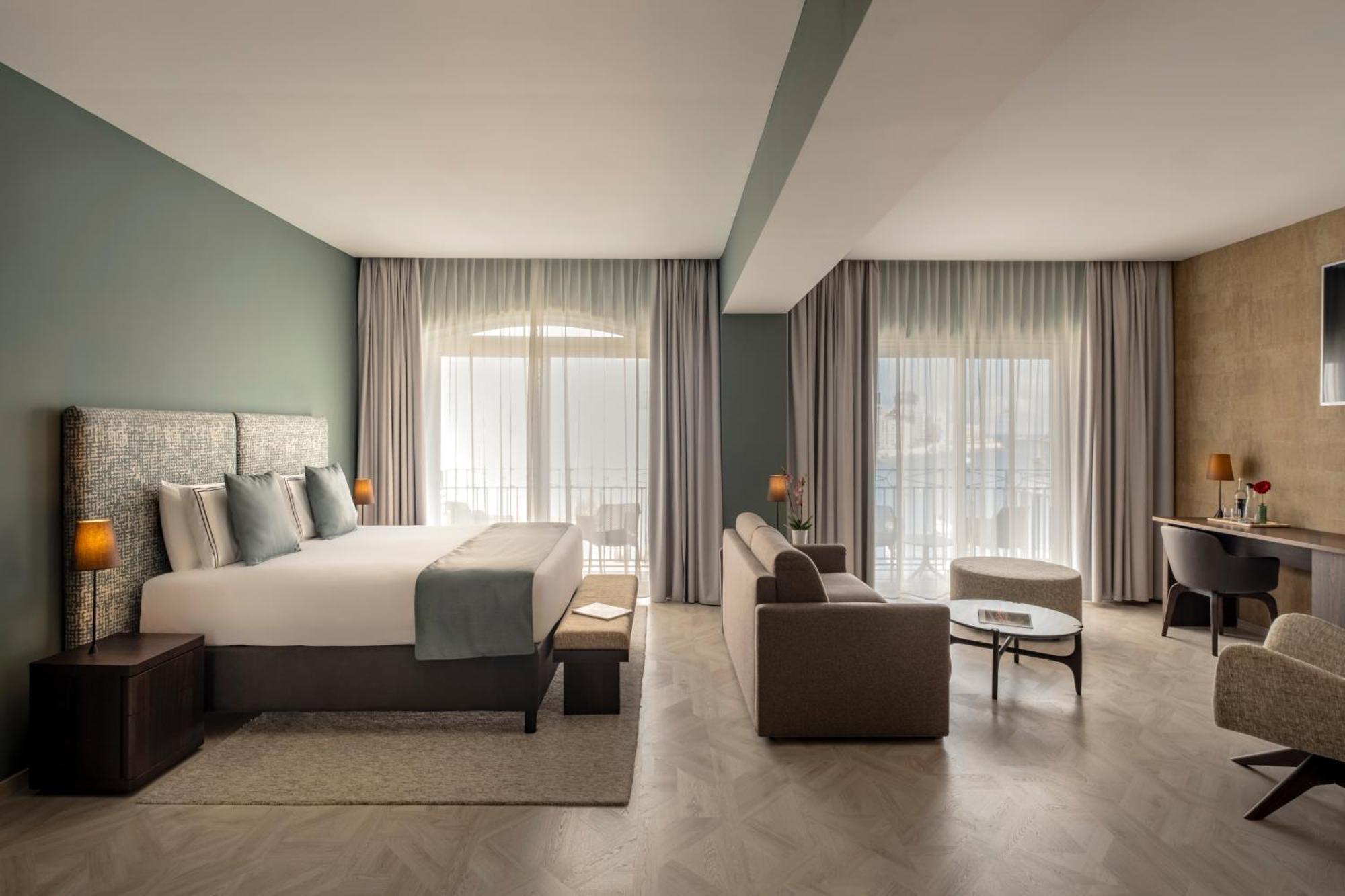 Deluxe Suite