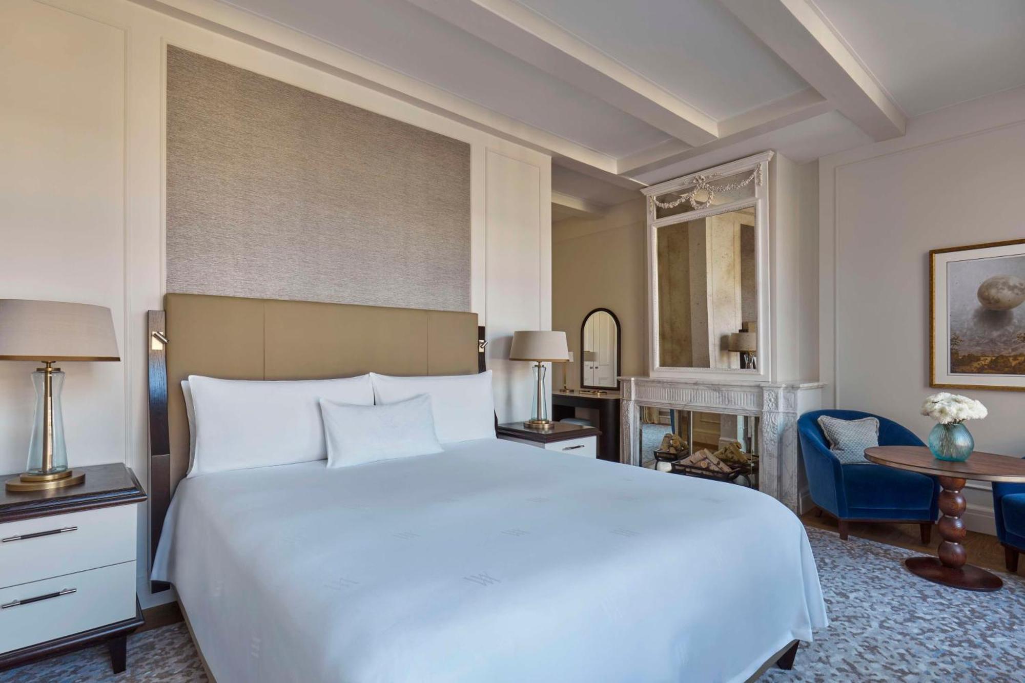 One-Bedroom King Suite Canal View