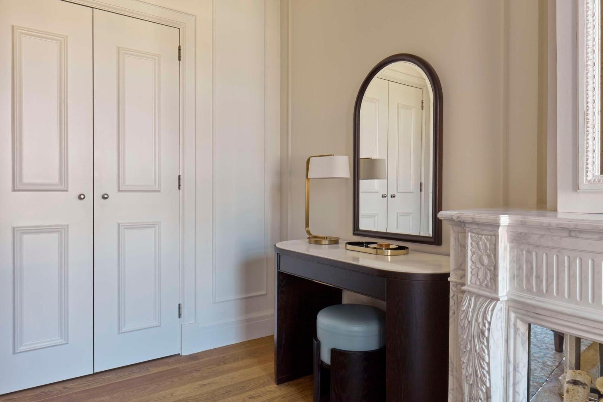 One-Bedroom King Suite Canal View