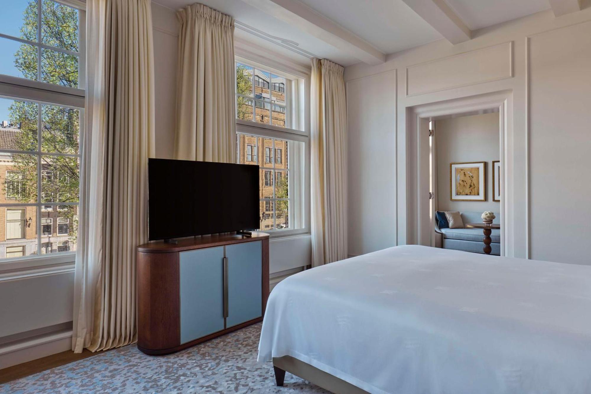 One-Bedroom King Suite Canal View