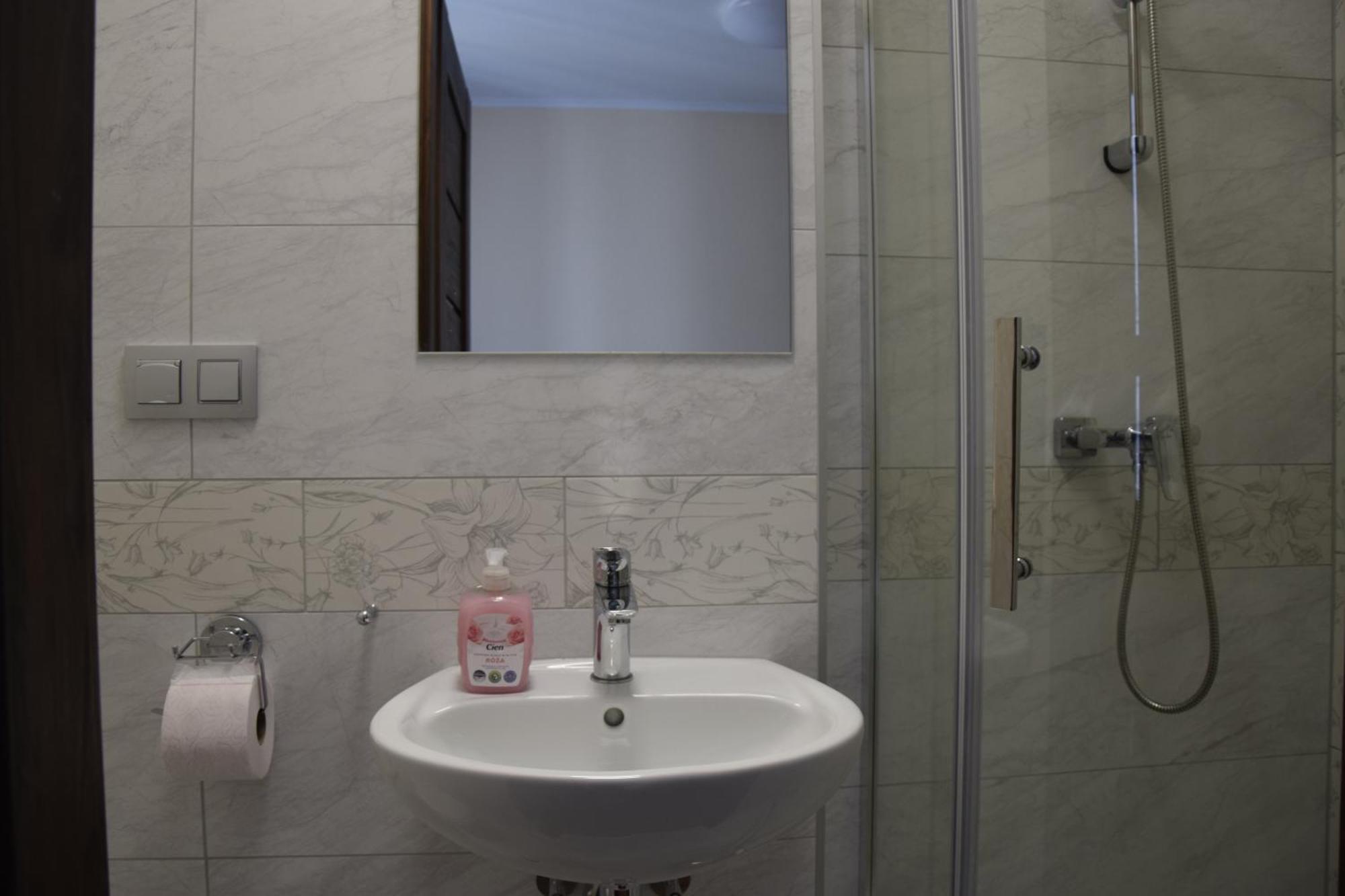 Single Room Bathroom,1665412385:JPEG