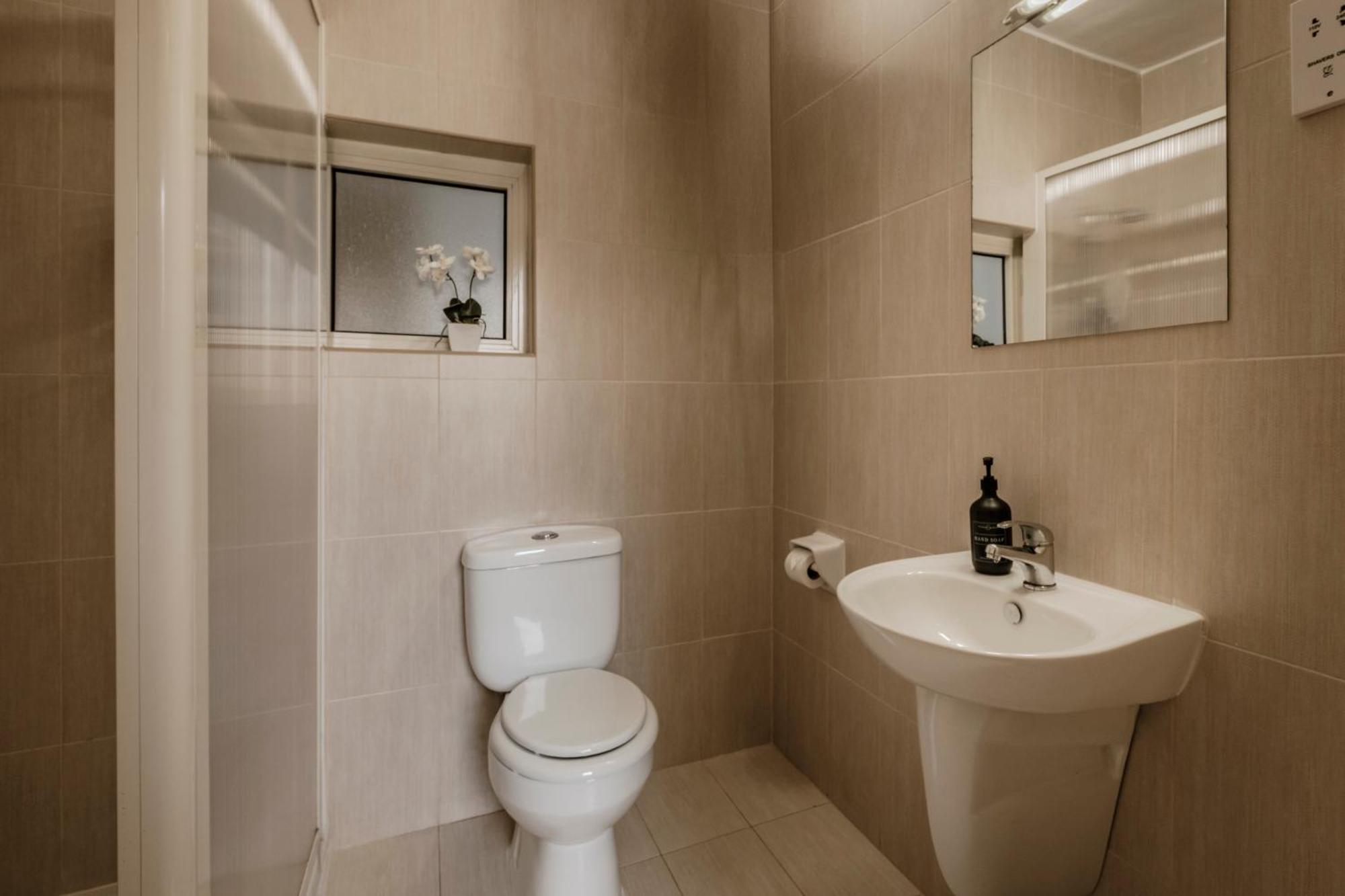 Single Room adjacent Private Bathroom