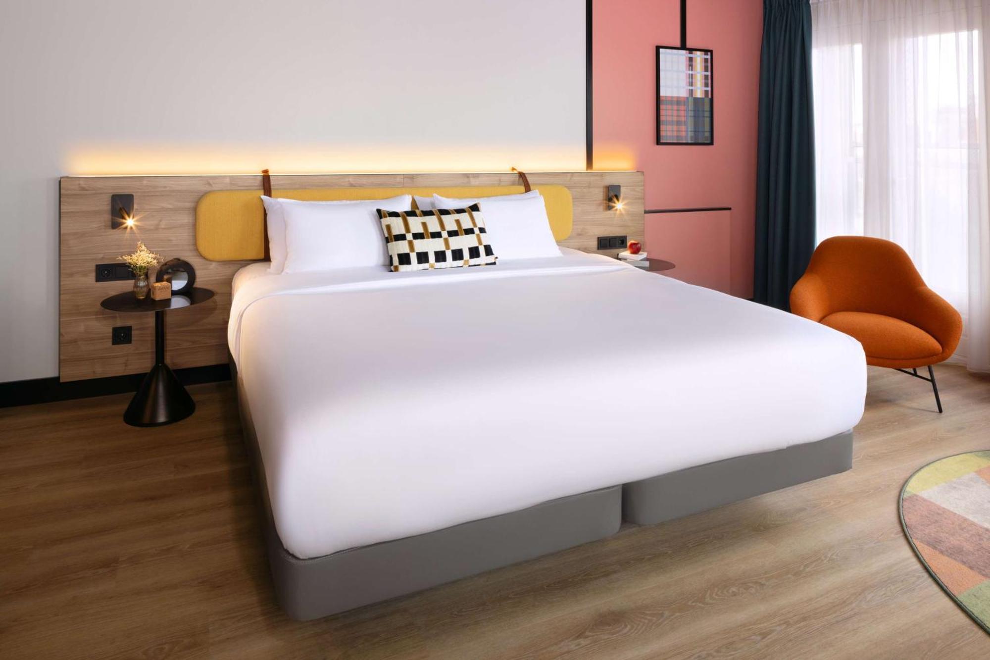 Deluxe Panoramic Canal View Room Extra Bed