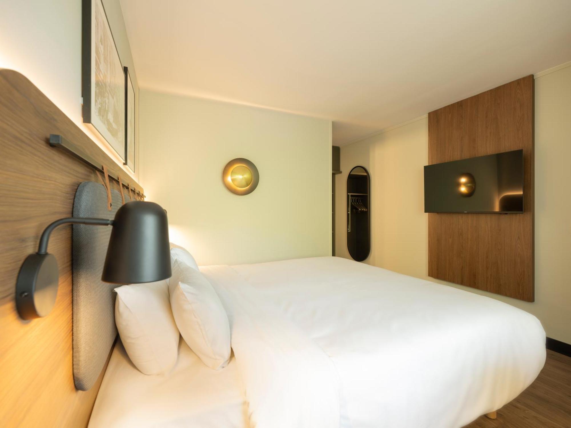 Superior Room 1 King Bed no pets allowed