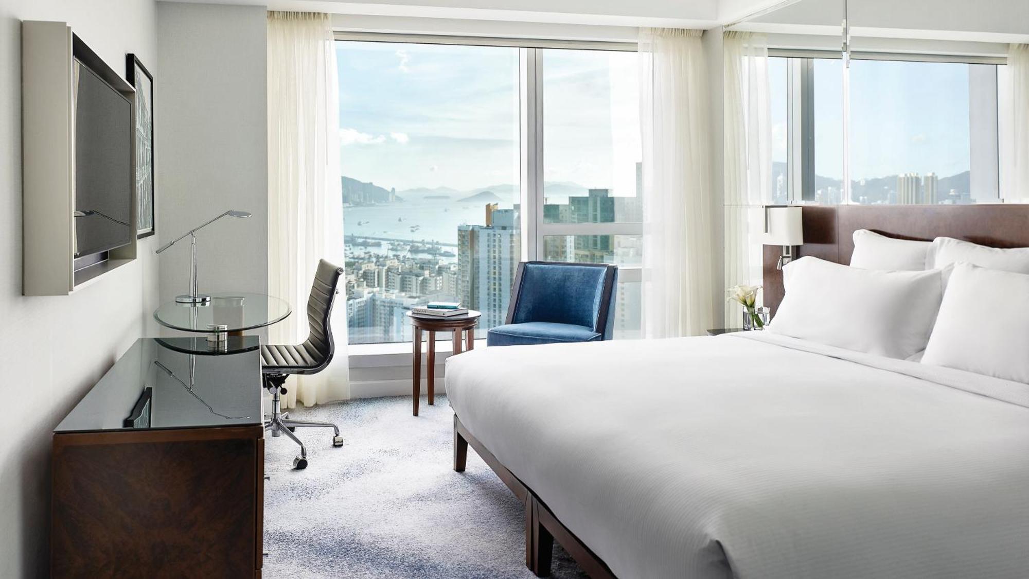 – Deluxe Upgrade & F&B Credit