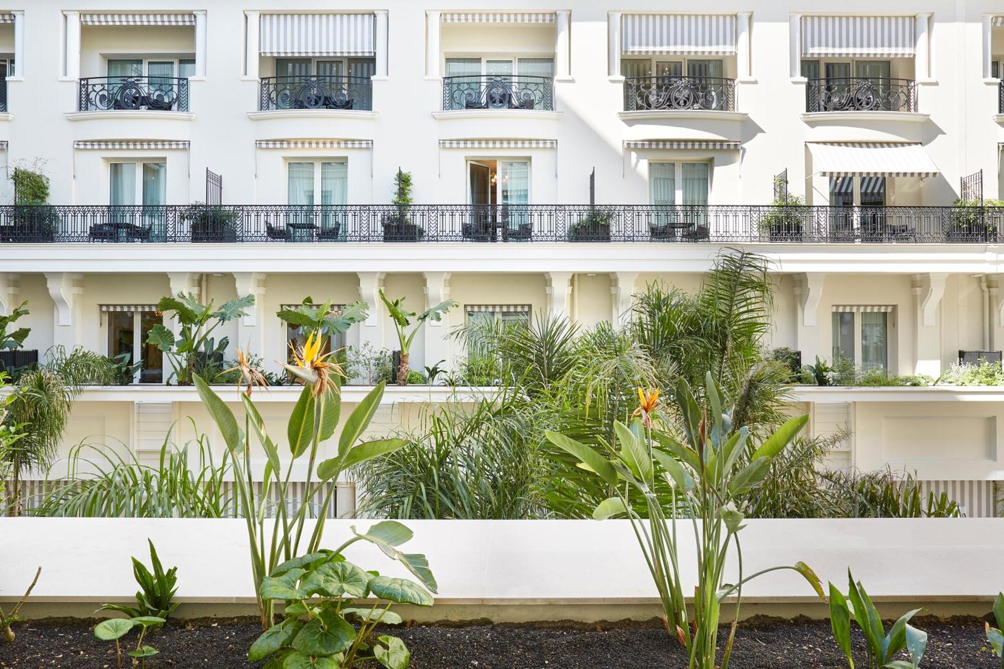 Deluxe room City or Patio View