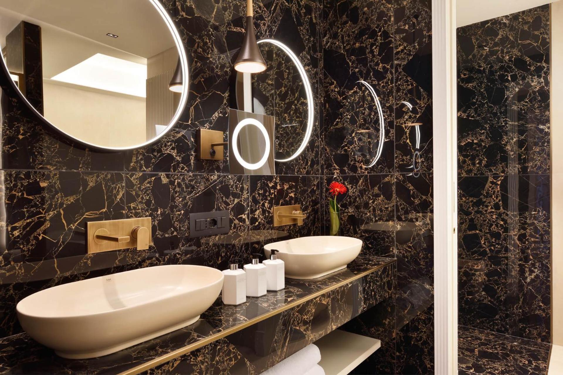 Apartament typu Suite z wanną z hydromasażem, balkonem, tarasem i widokiem na miasto
