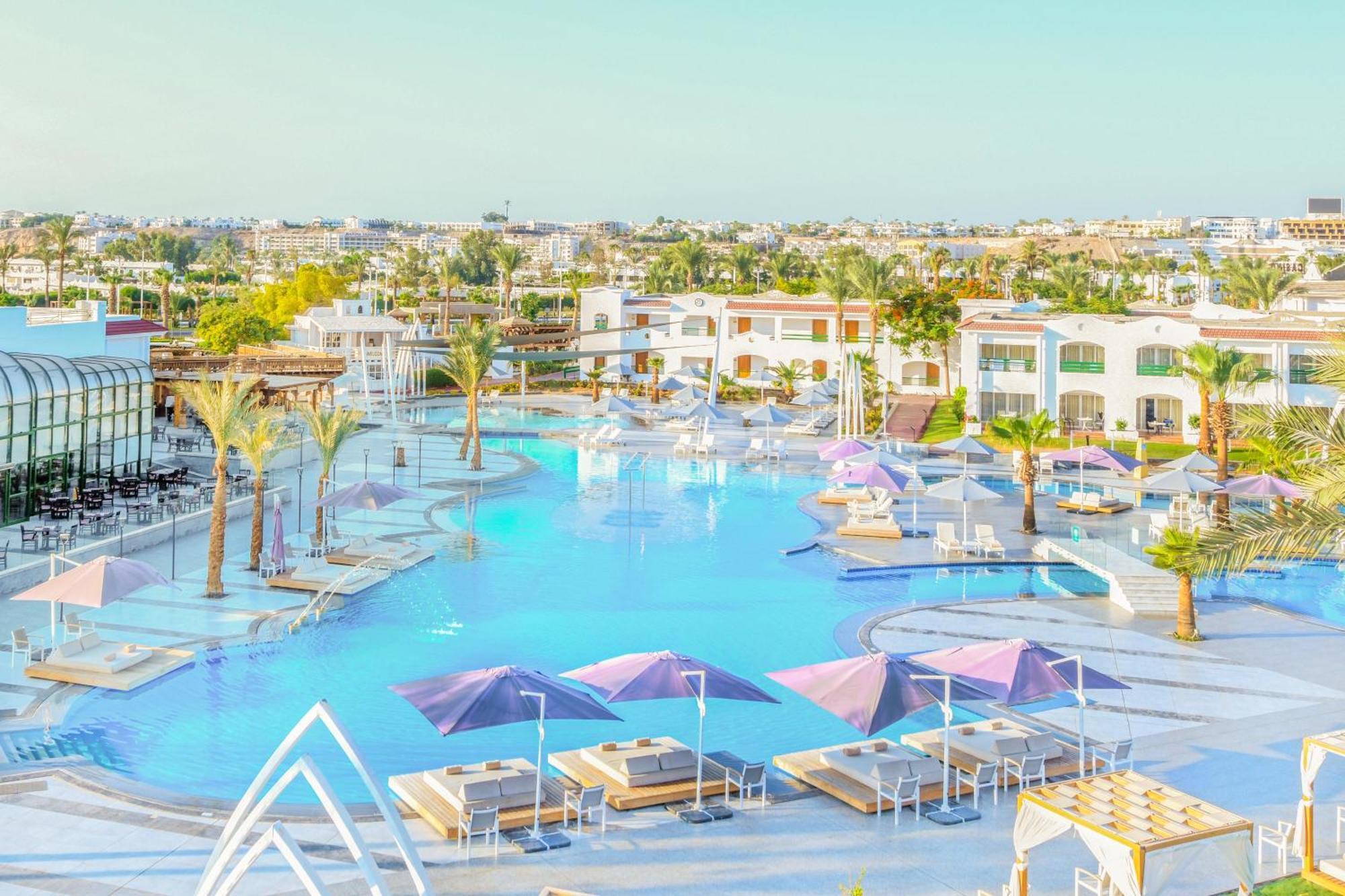 Deluxe Queen or Twin Room Pool View