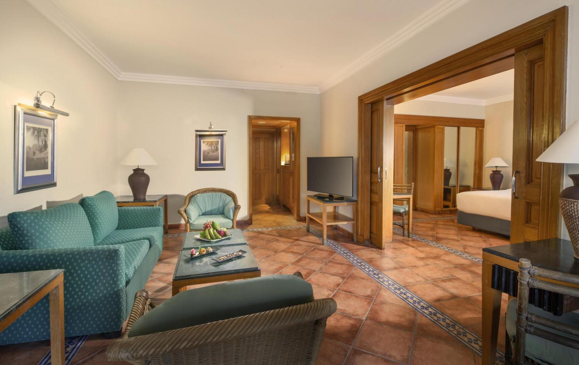 Junior Queen Suite