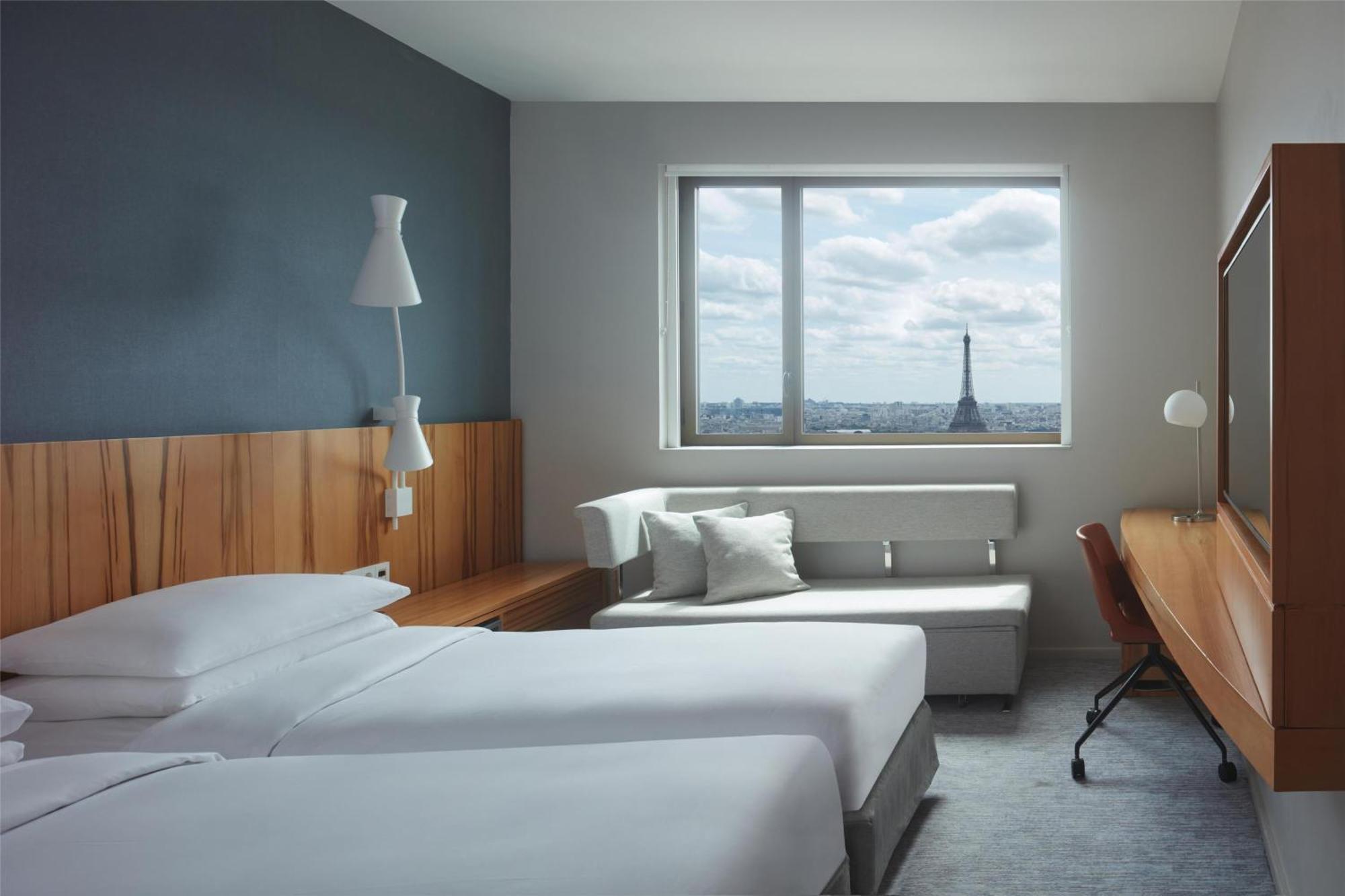 Twin Room Eiffel Tower View High Floor or Club Access