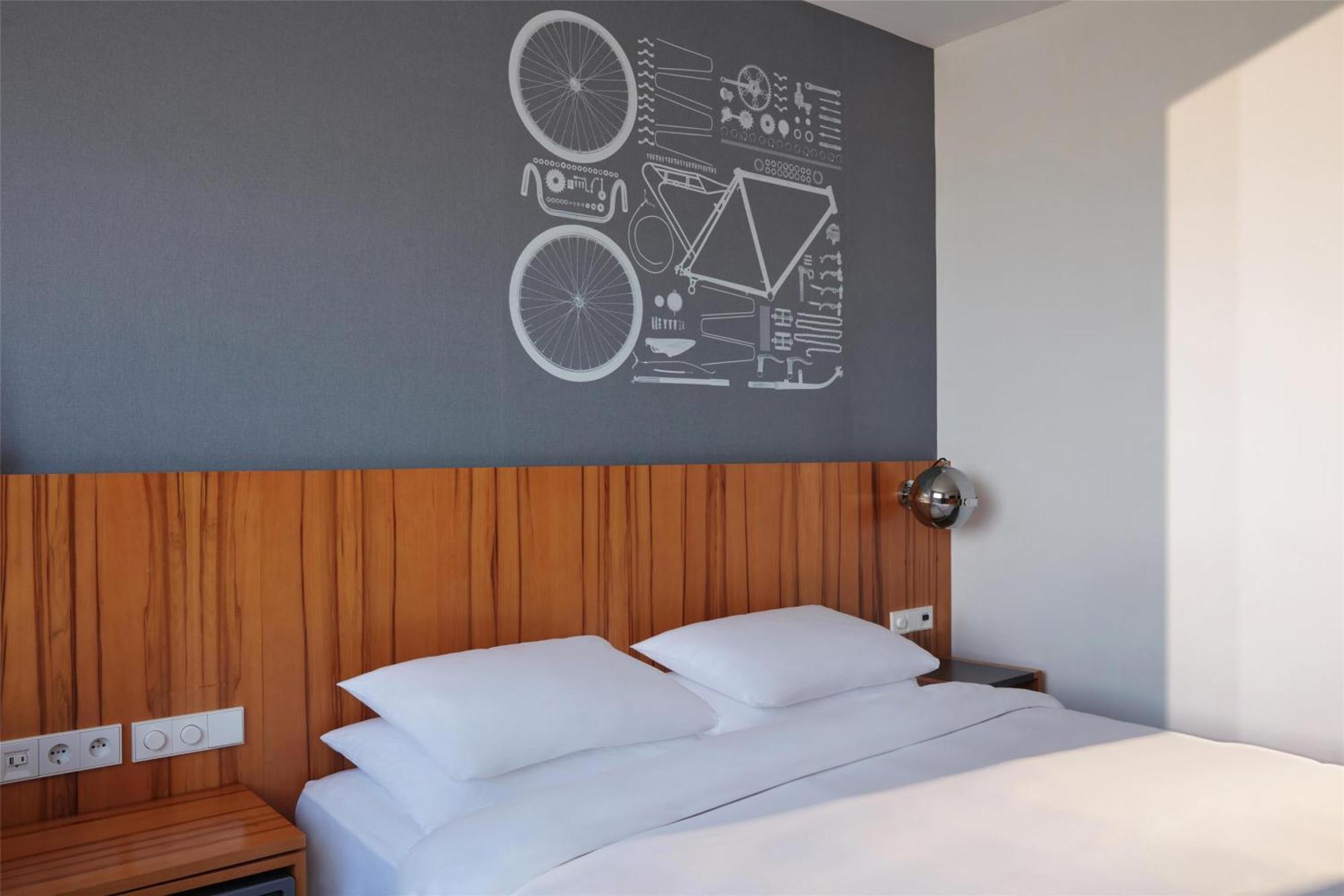 Deluxe King Room Montmartre View