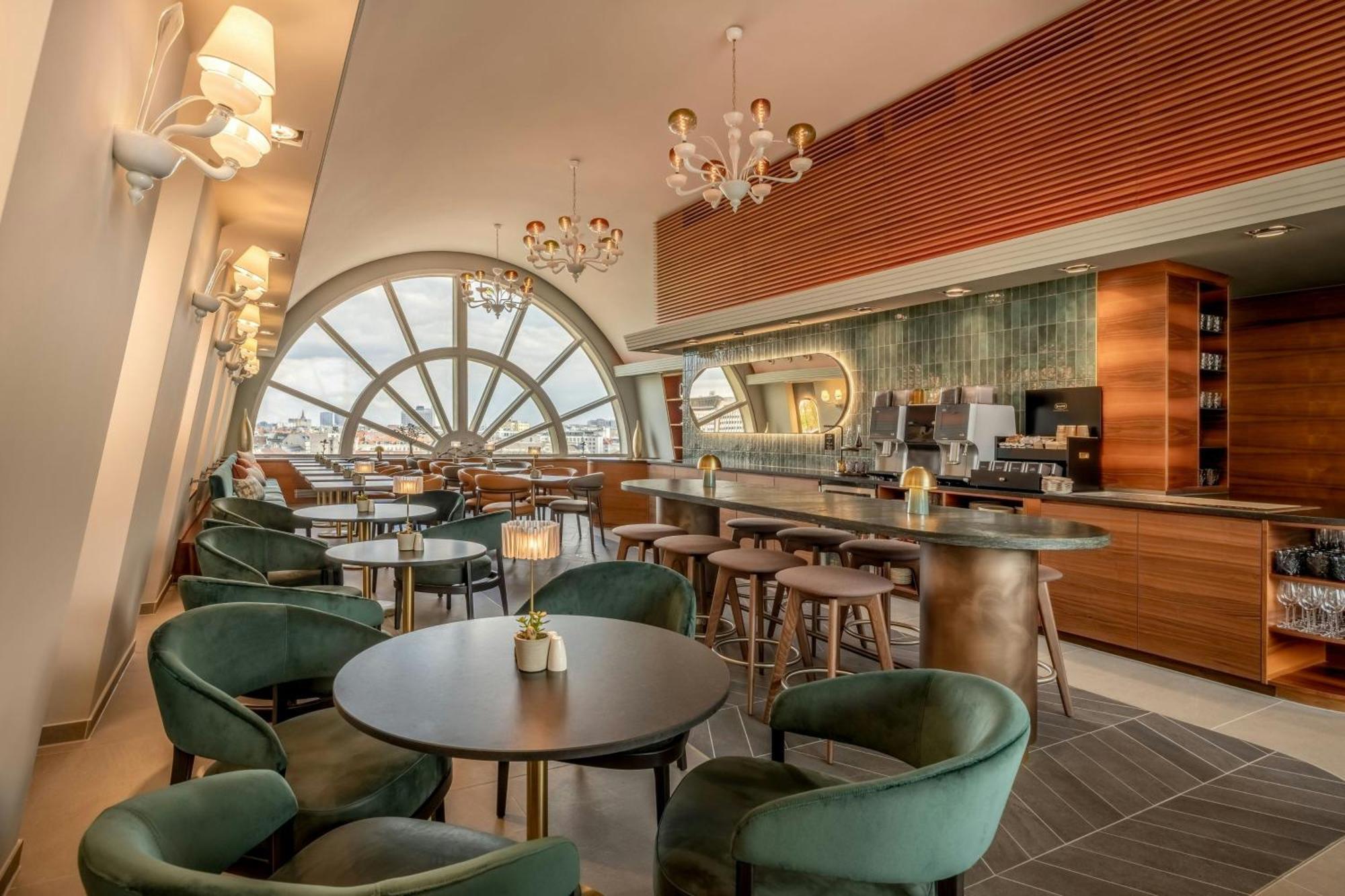 Junior King Suite M Club Lounge Access