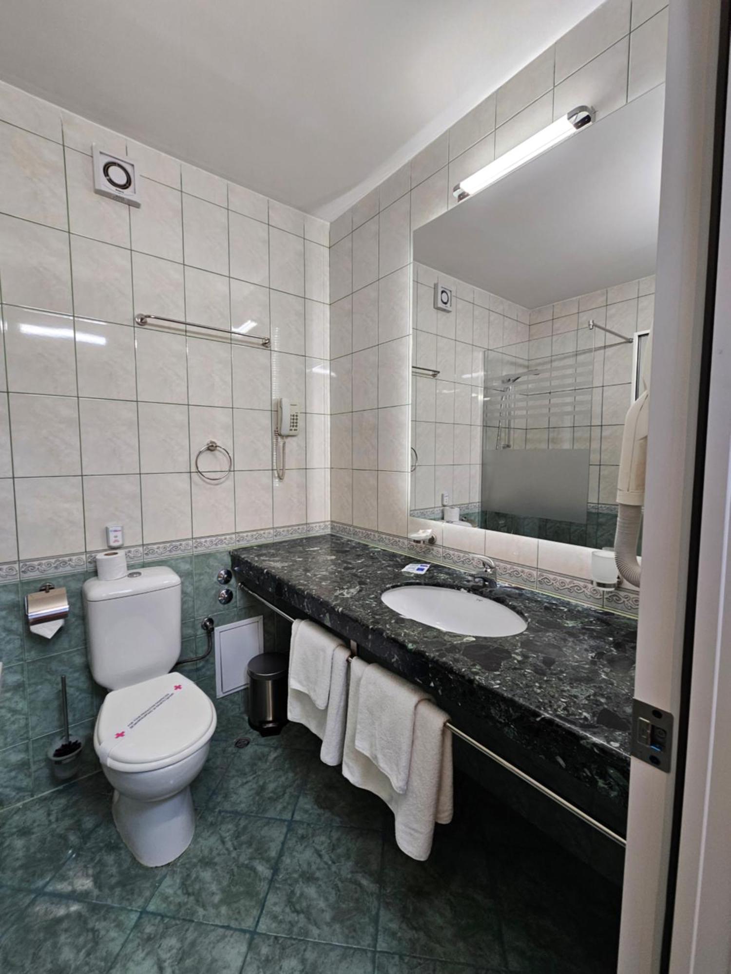 Pokój dwuosobowy typu Deluxe z balkonem (2 osoby dorosłe + 1 dziecko)