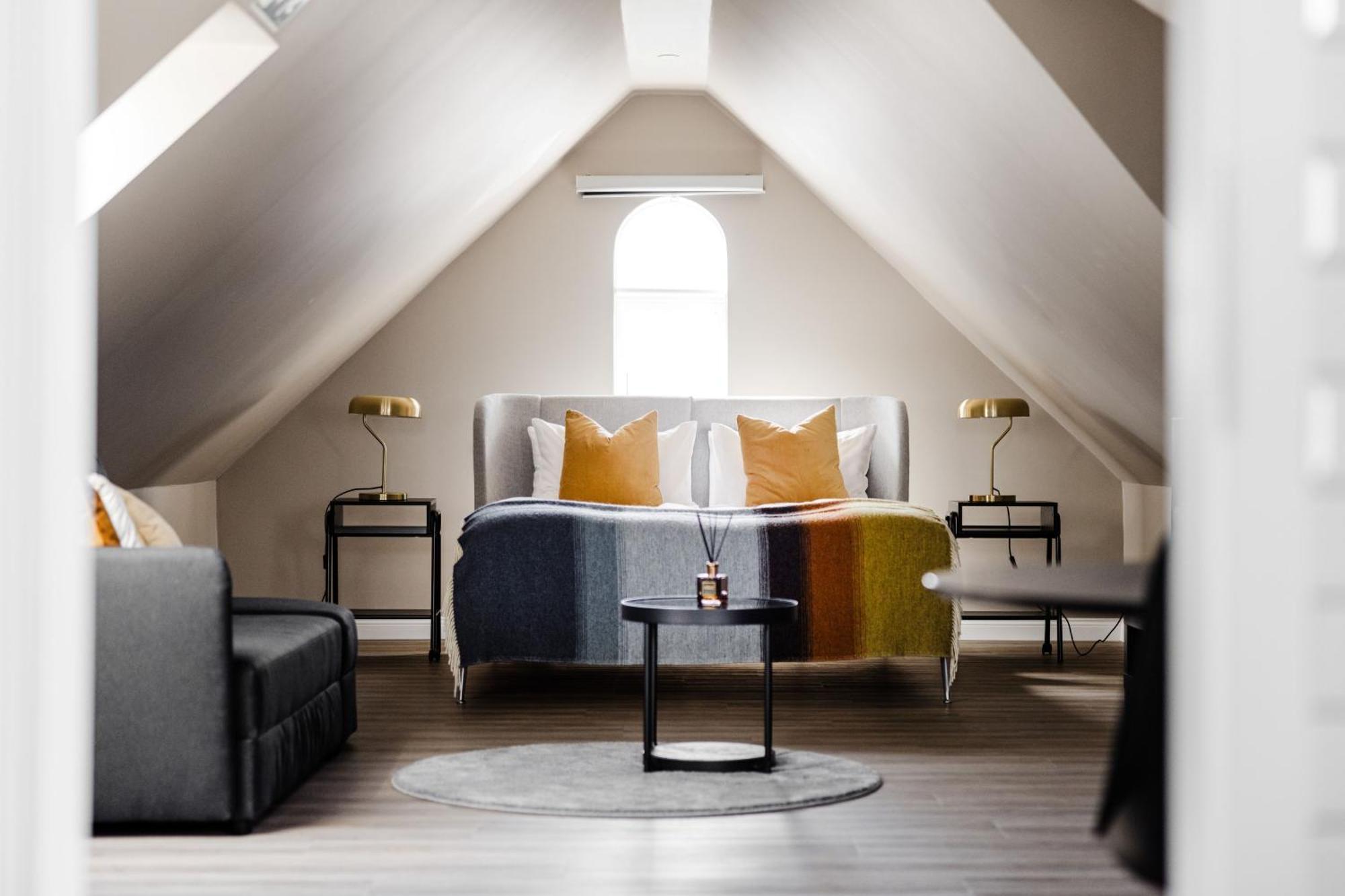 Superior Attic Studio Bathtub