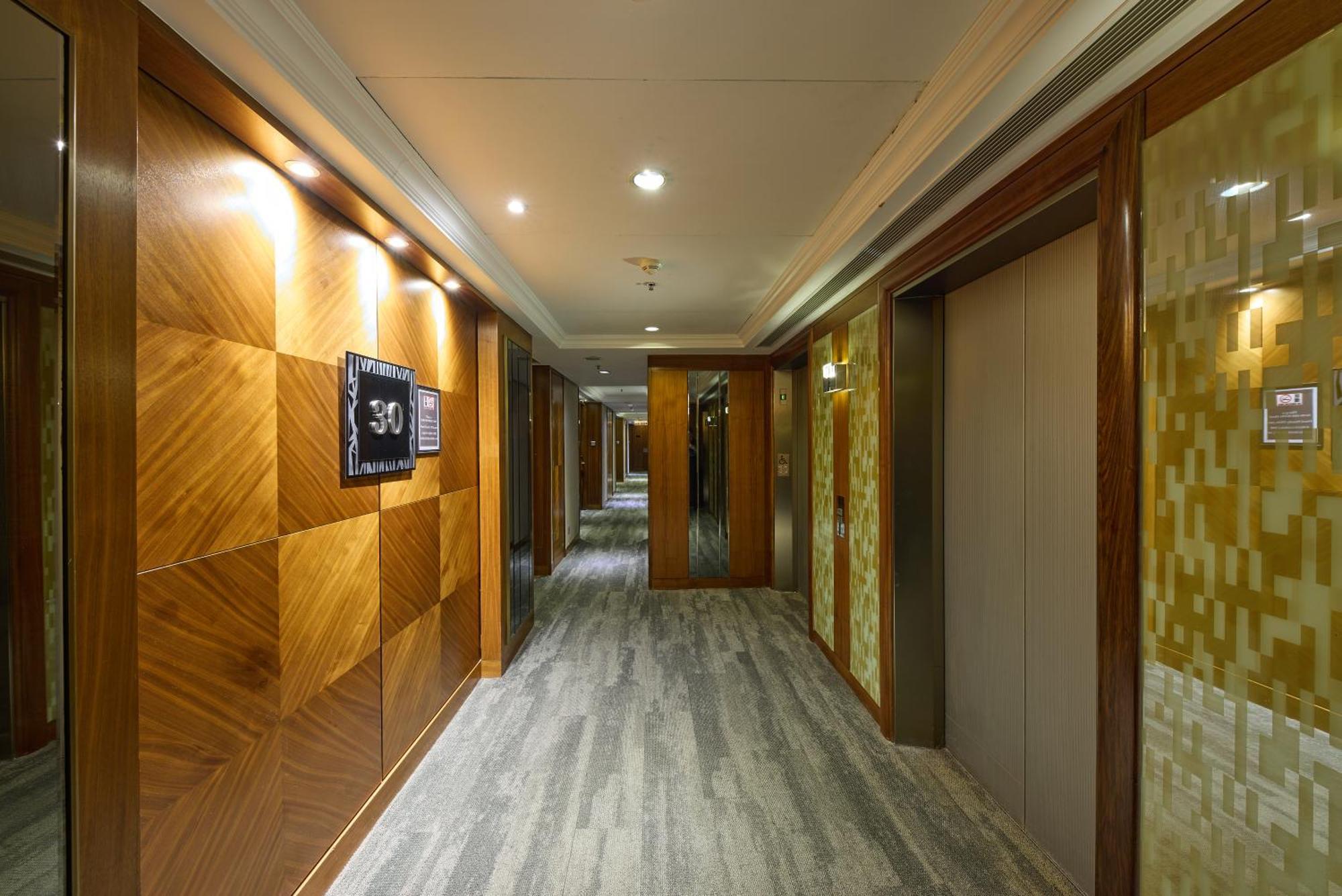 Deluxe Queen or Twin Room 11-23 or F