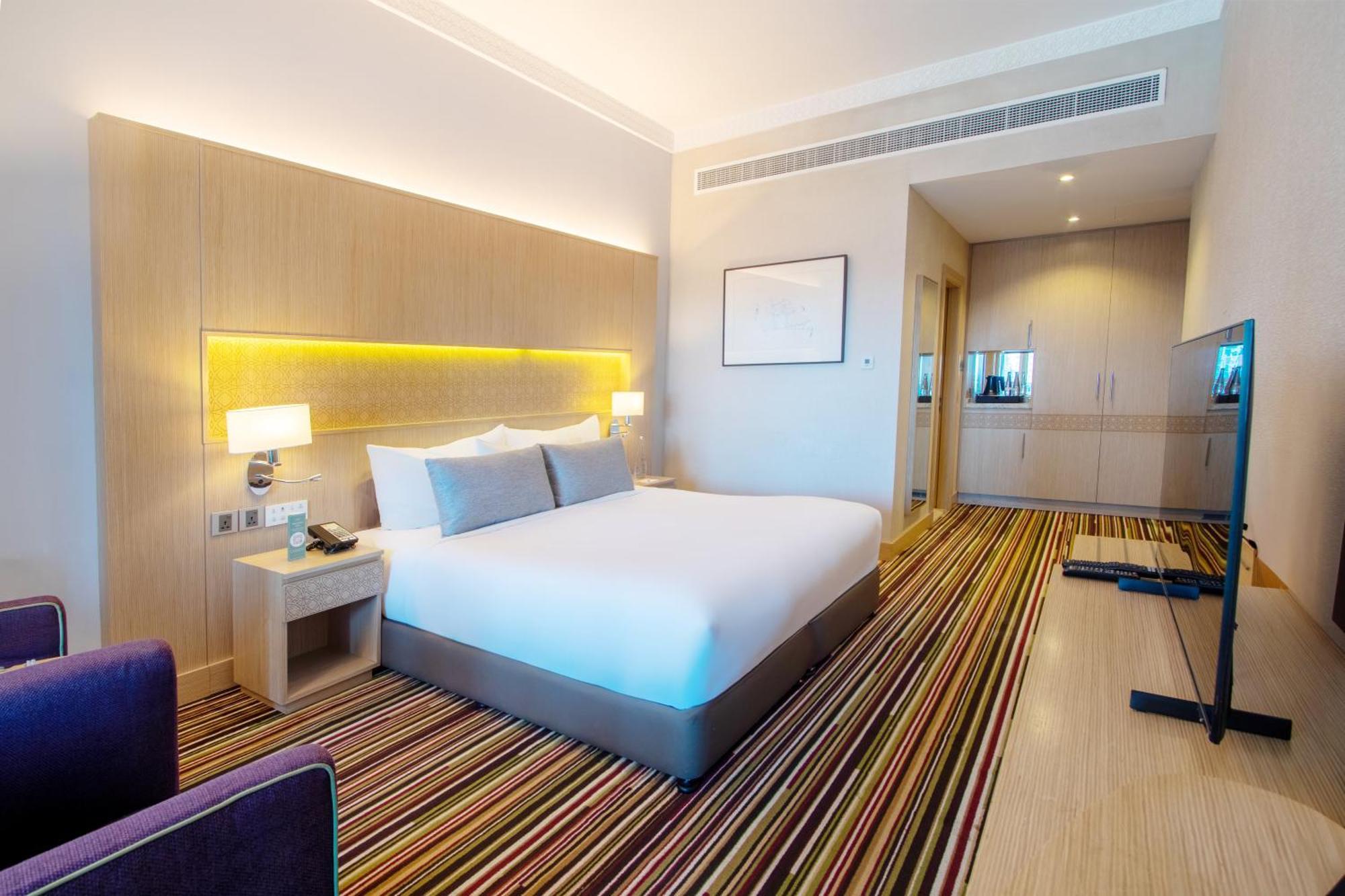 Oasis King • Outlet Mall Shuttle • Dining • Ideal Getaway