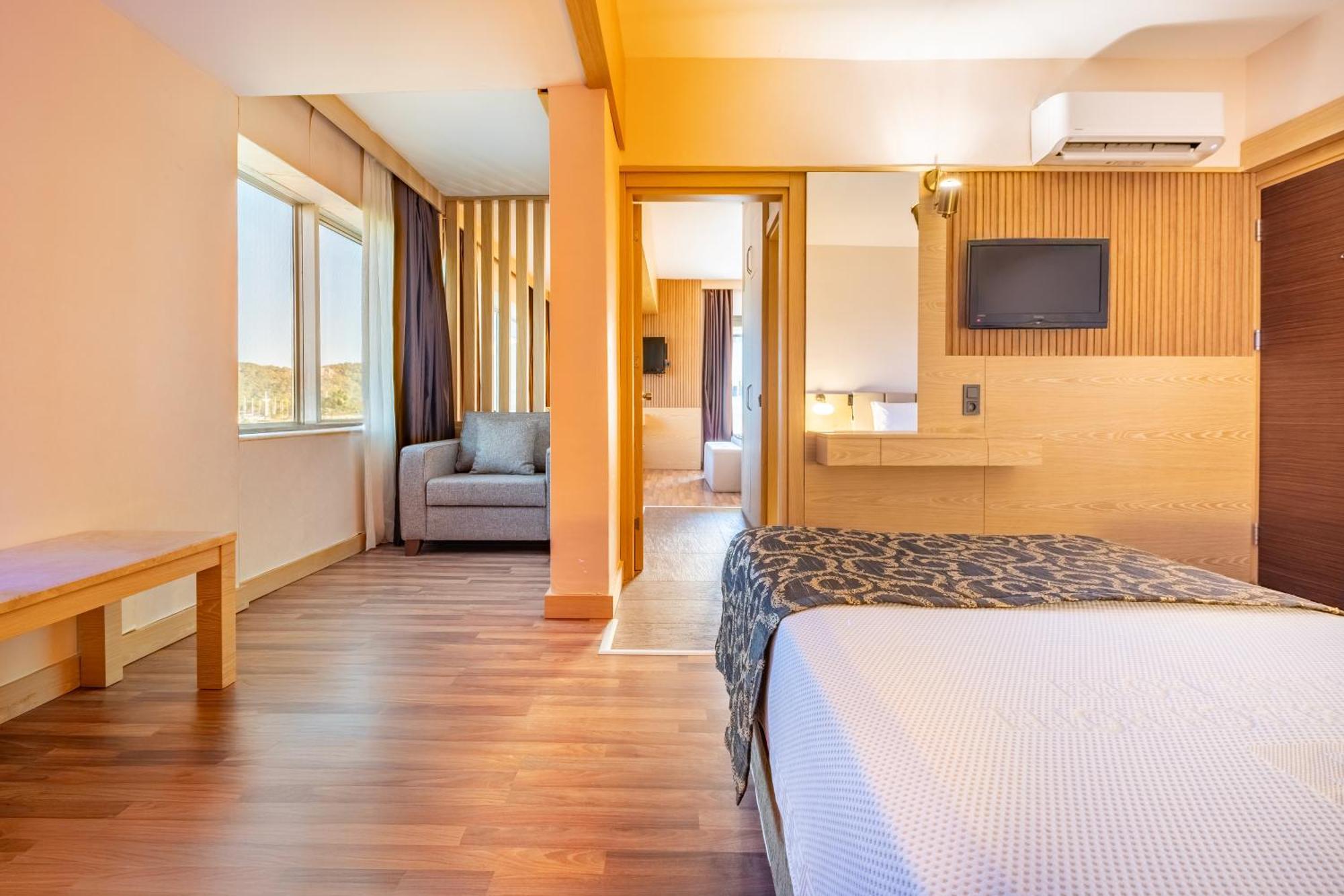 Superior Family Room,1670787643:JPEG